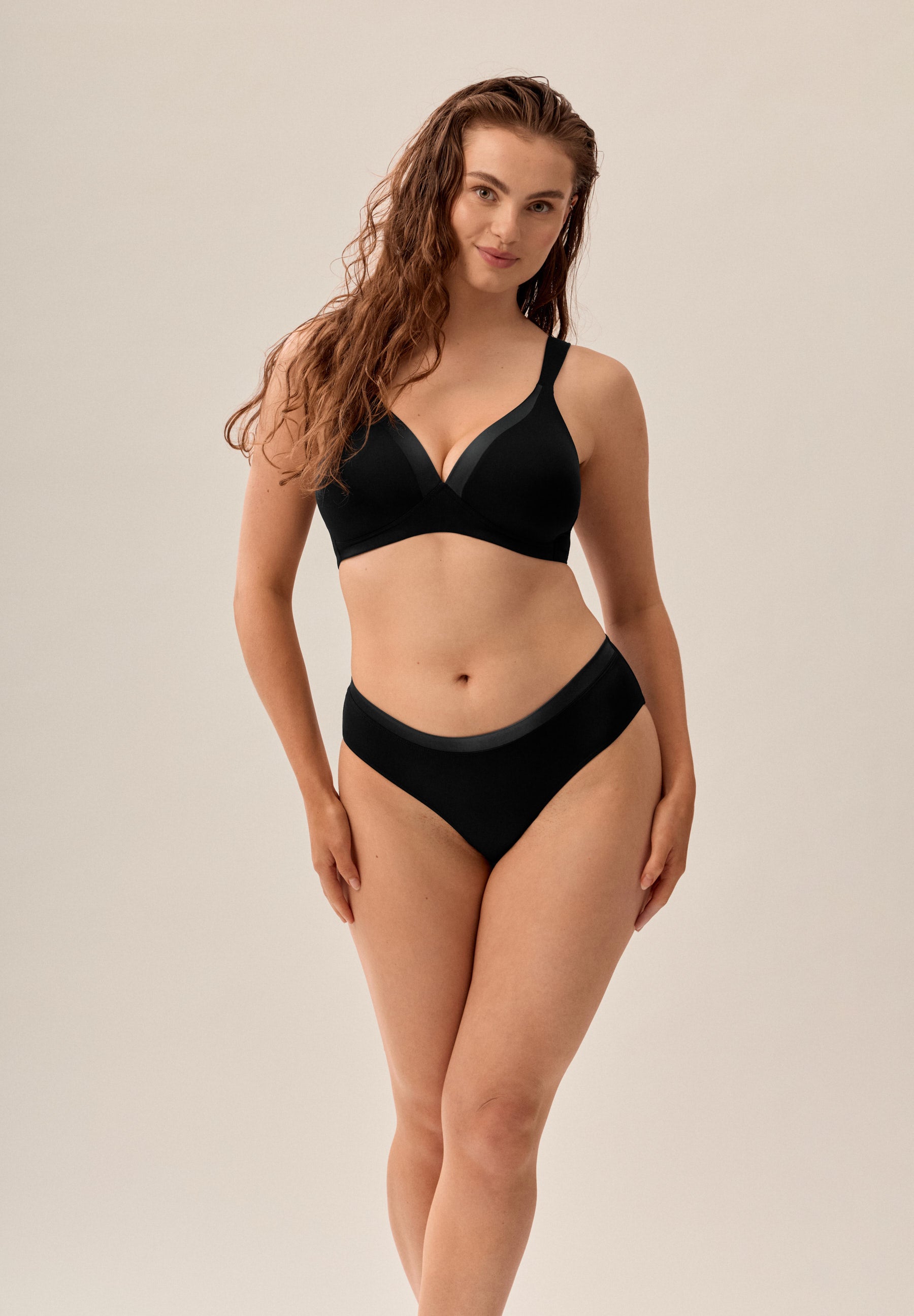 Wireless Bra with Cup and Glossy Ribbon - Black
