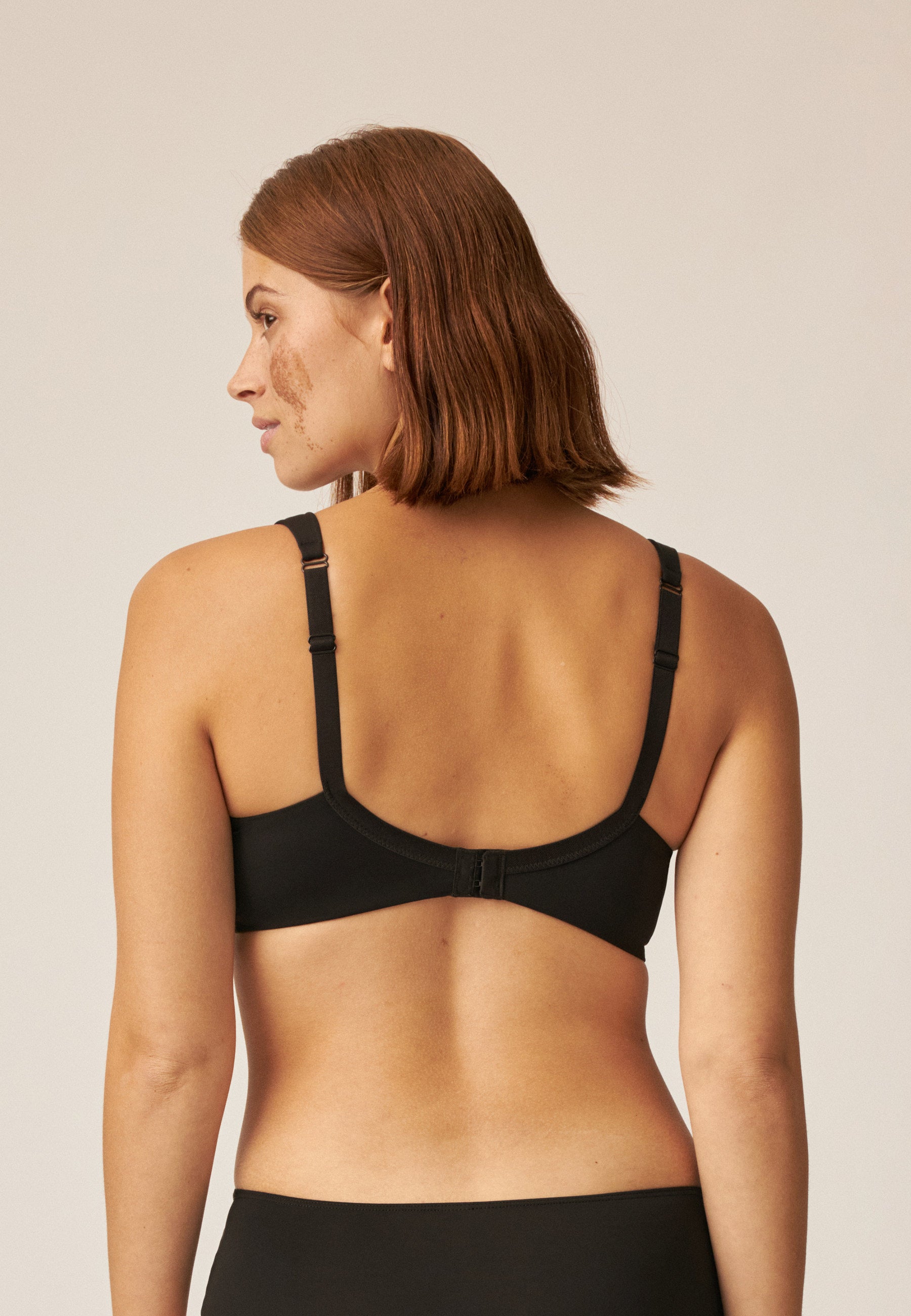 Naturana Wednesday Bügelloser BH mit Schale und Glanzband Farbe Schwarz Rückansicht