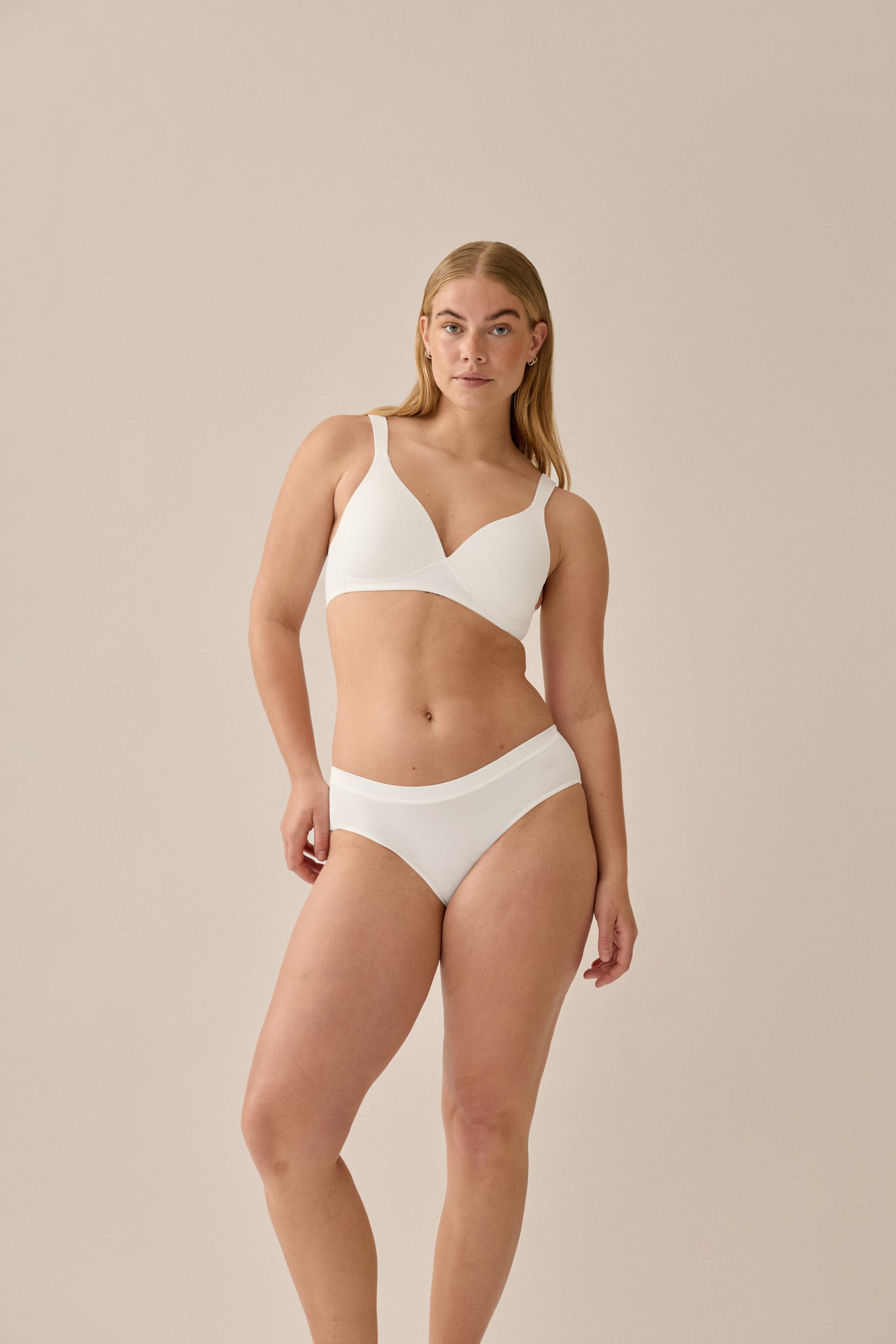NATURANA Soft-BH in Ecru mit Schale – Vorderansicht am Modell