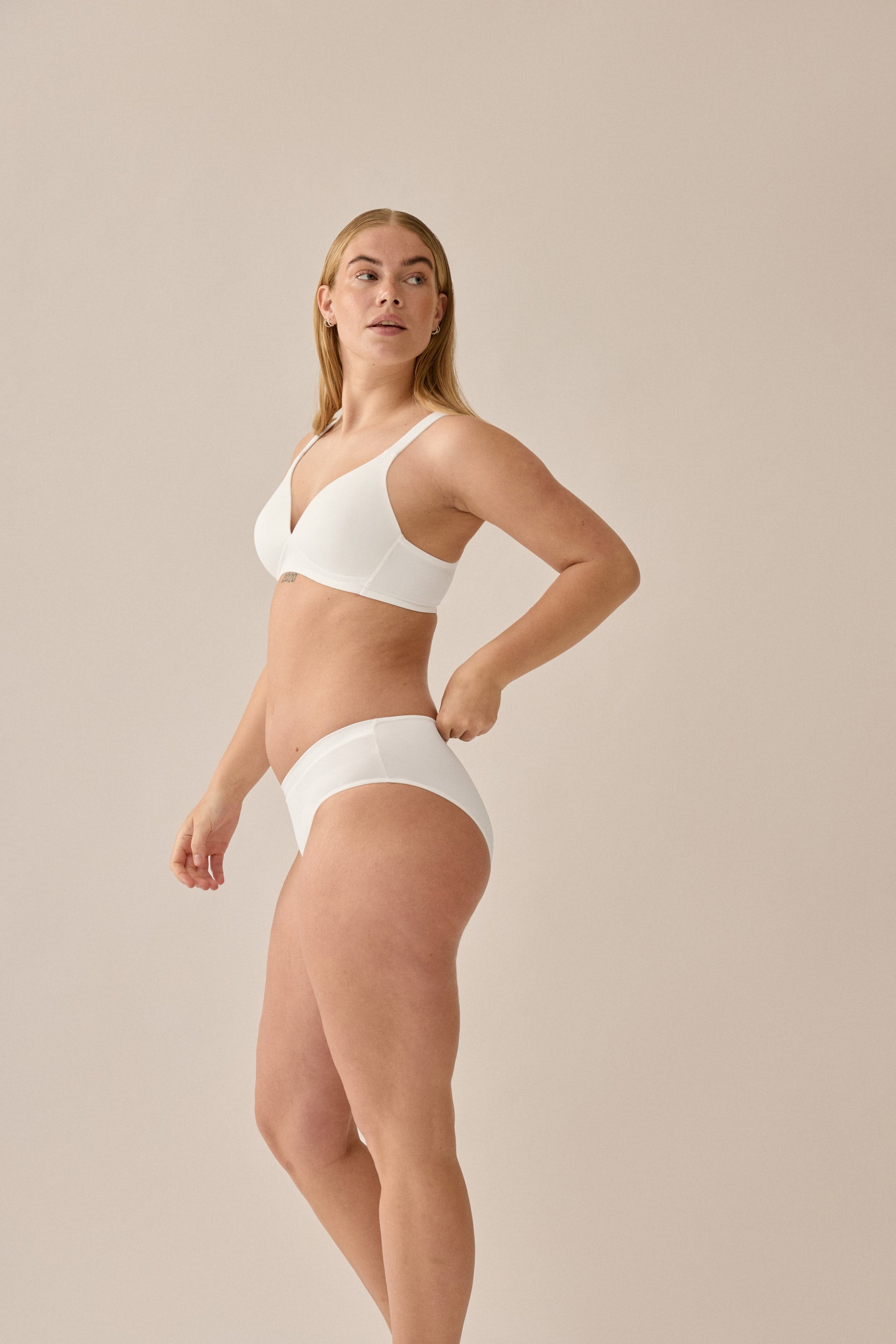 NATURANA Soft-BH in Ecru mit Schale – Seitenansicht am Modell