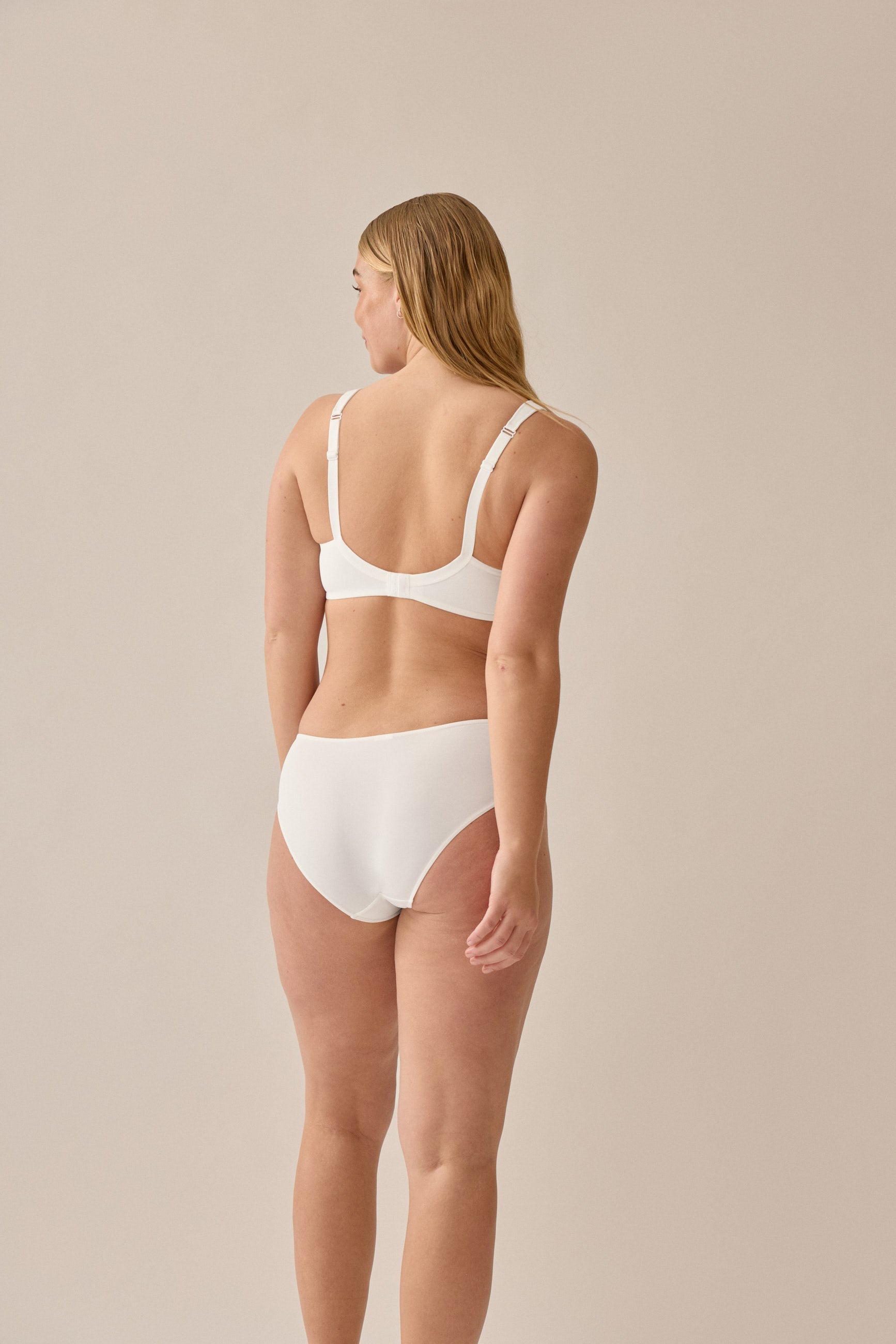 NATURANA Soft-BH in Ecru mit Schale – Rückansicht am Modell