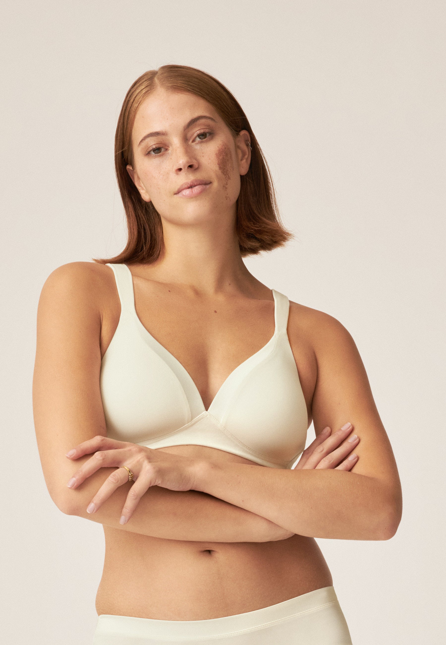 Naturana Wednesday Bügelloser BH mit Schale und Glanzband Farbe Ecru Frontansicht