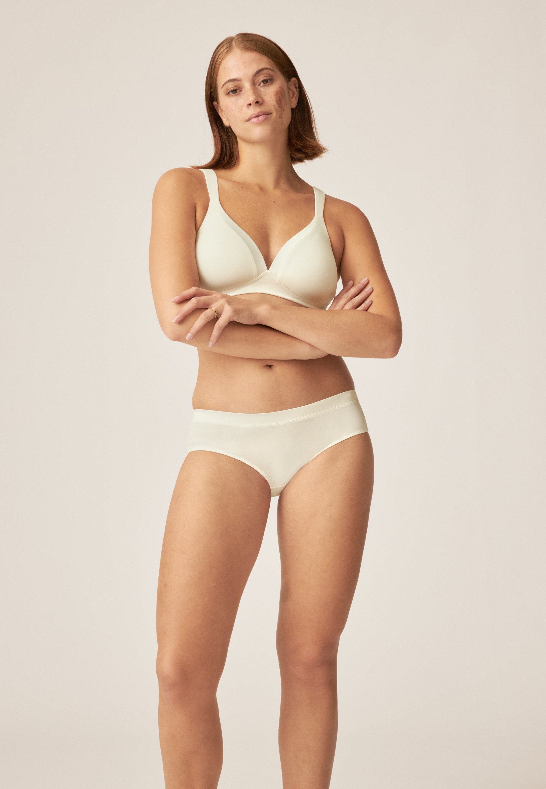 Model zeigt den Naturana Wednesday Bügelloser BH mit Schale und Glanzband in der Farbe Ecru