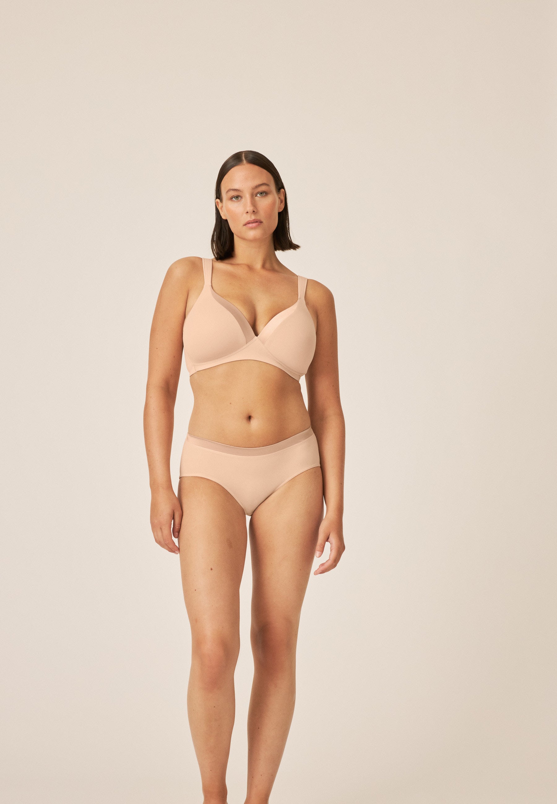 Model zeigt den Naturana Wednesday Bügelloser BH mit Schale und Glanzband in der Farbe Light Beige