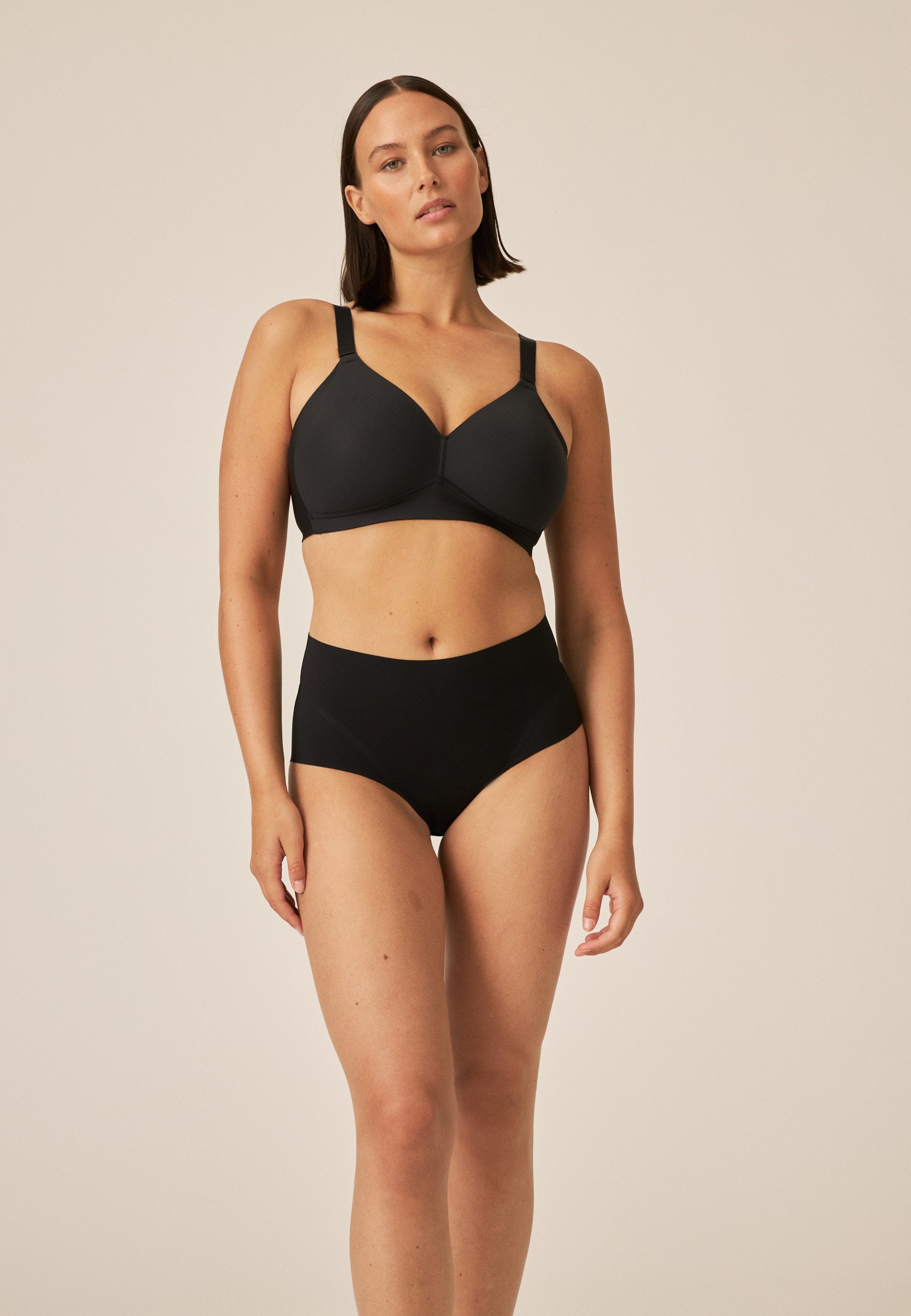 Model zeigt den Naturana High Waist Slip mit leichtem Shape-Effekt in der Farbe Schwarz