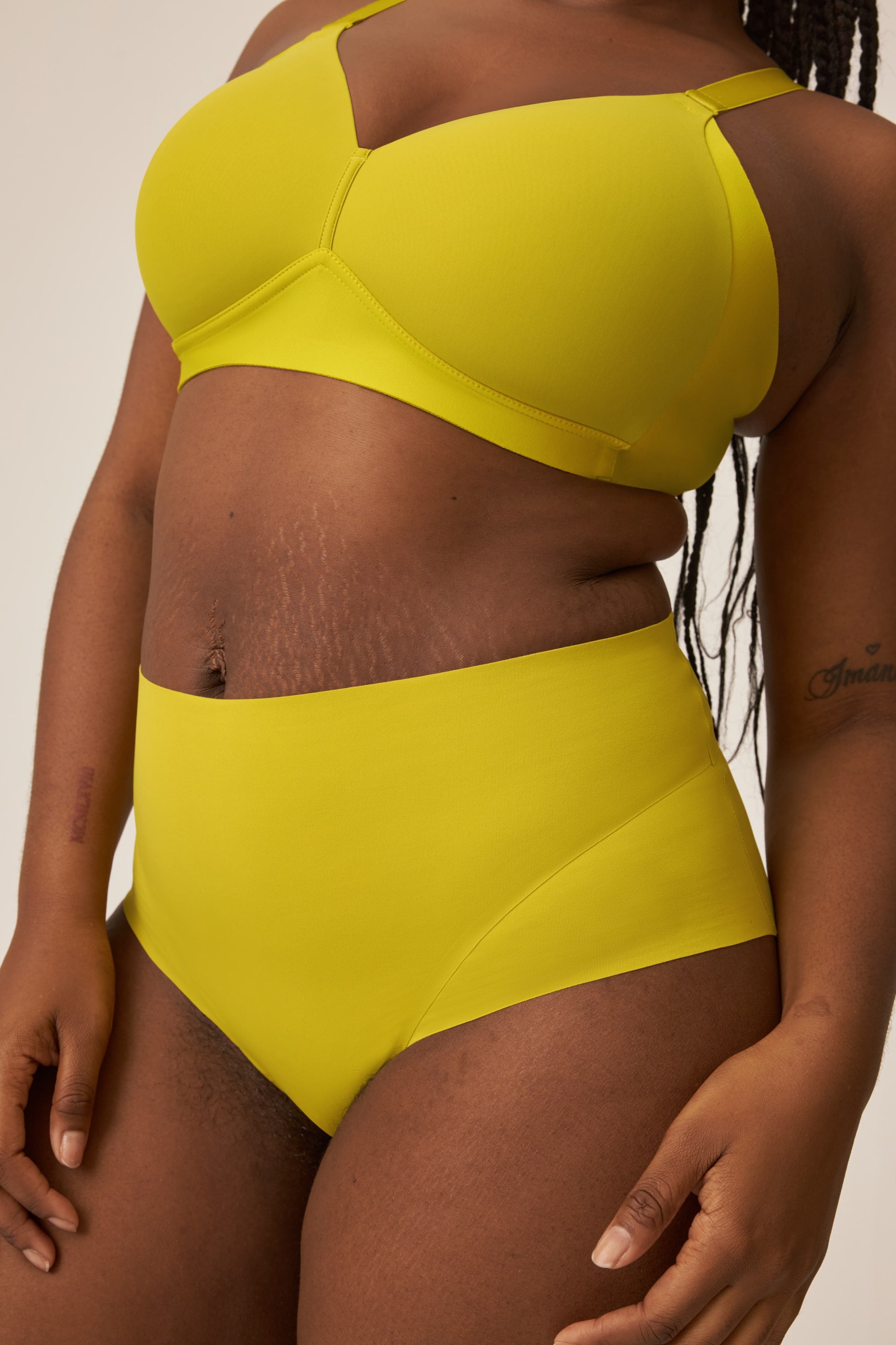 Model zeigt den Naturana High Waist Slip mit leichtem Shape-Effekt in der Farbe Golden Olive von vorne