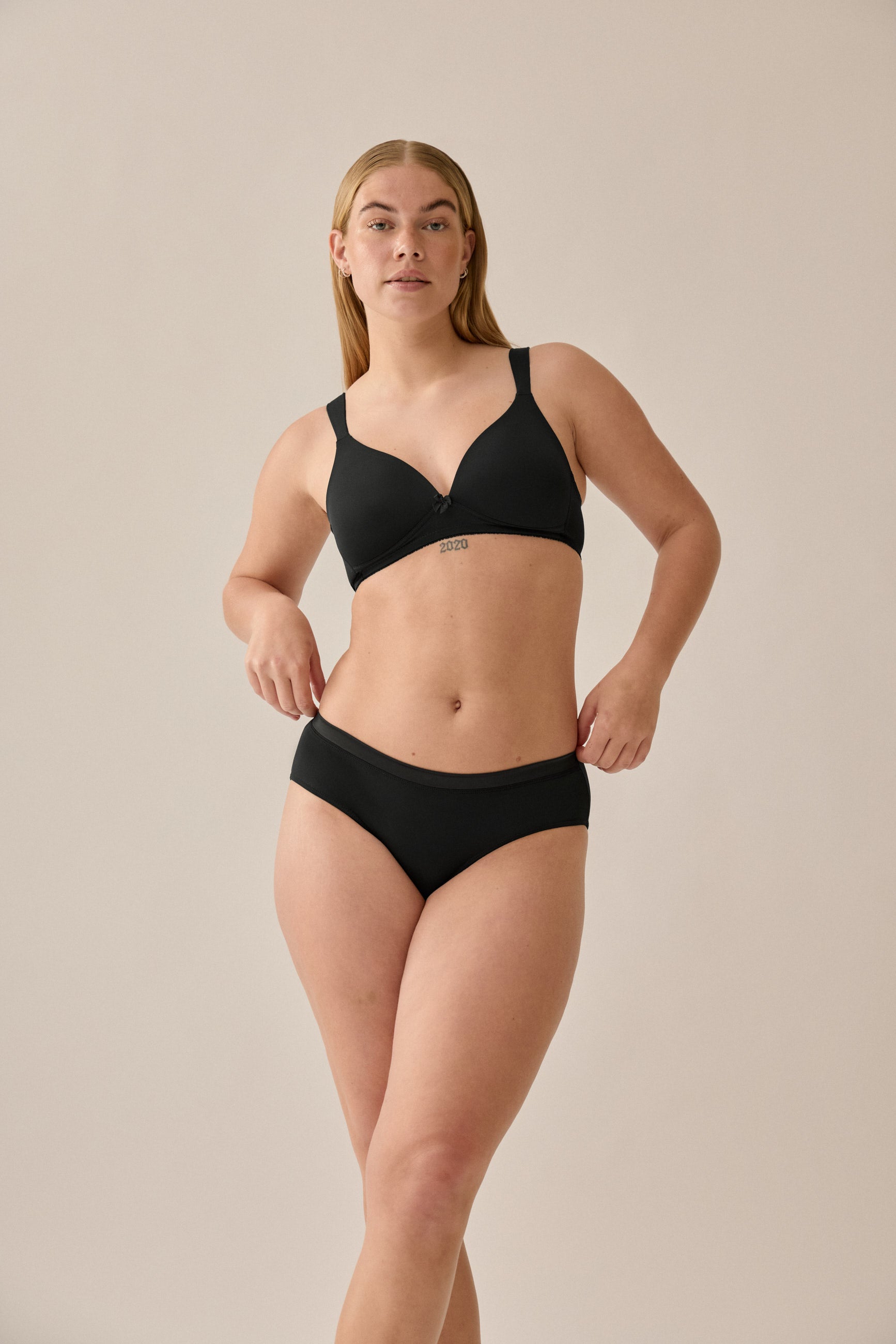 Schwarz NATURANA Soft-BH mit Schale und Entlastungsträgern – Frontansicht