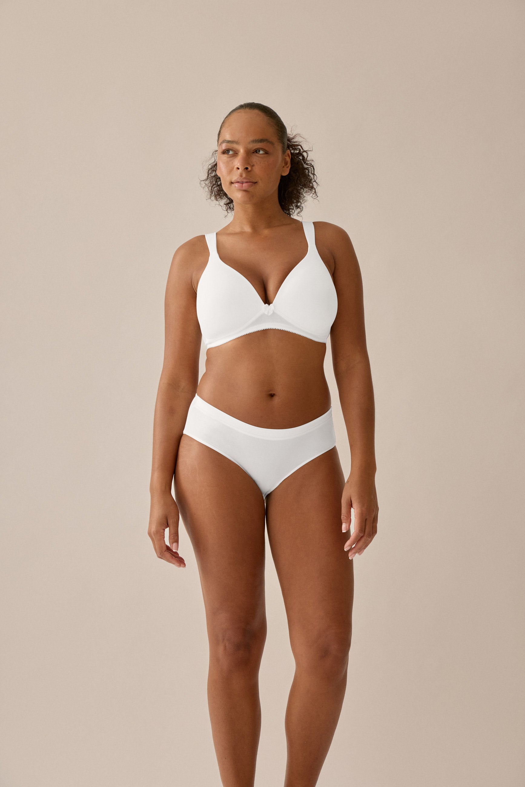 Weißer NATURANA Soft-BH mit Schale und Entlastungsträgern – Vorderansicht