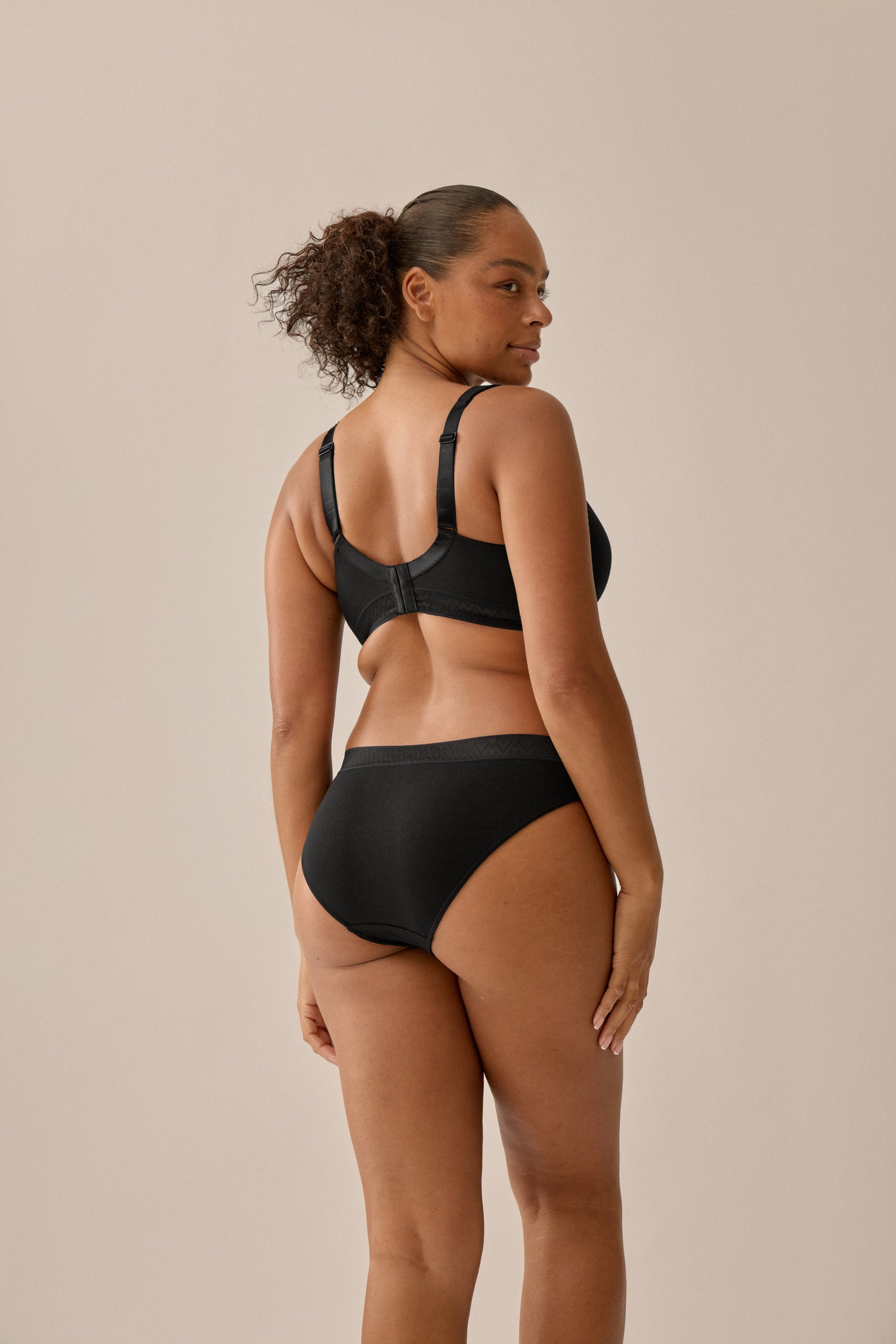 Cotton moulded cup bra without underwire – Black