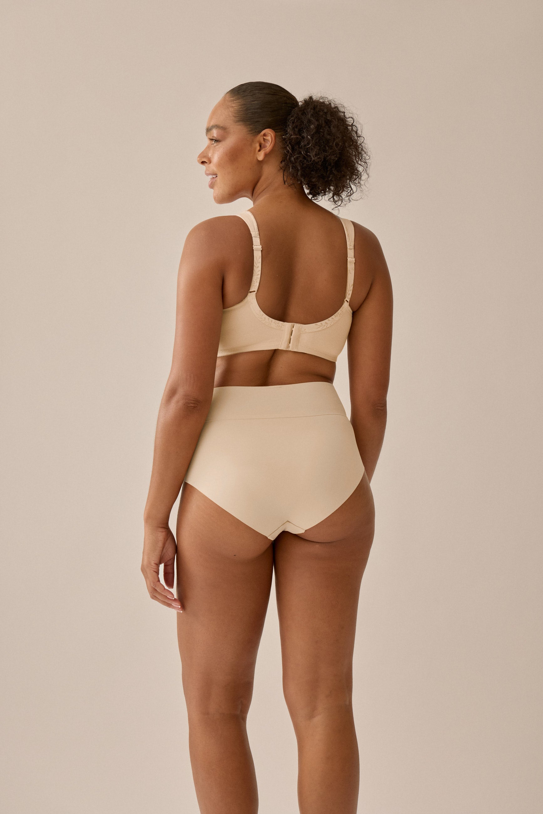 Model trägt light-beigen Minimizer-BH aus Baumwolle mit Side Smoother von NATURANA.