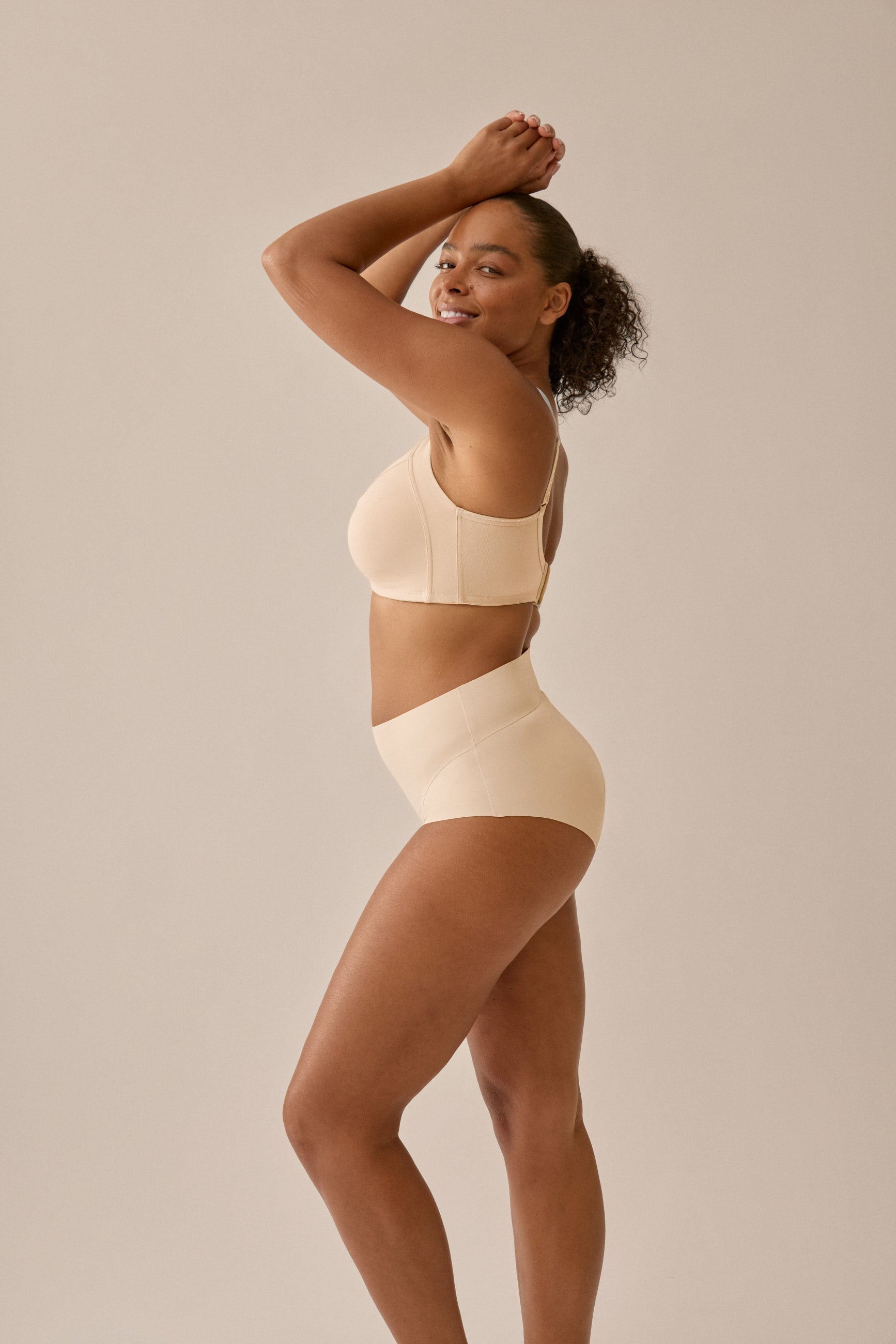 Model trägt light-beigen Minimizer-BH aus Baumwolle mit Side Smoother von NATURANA. - Seitenansicht