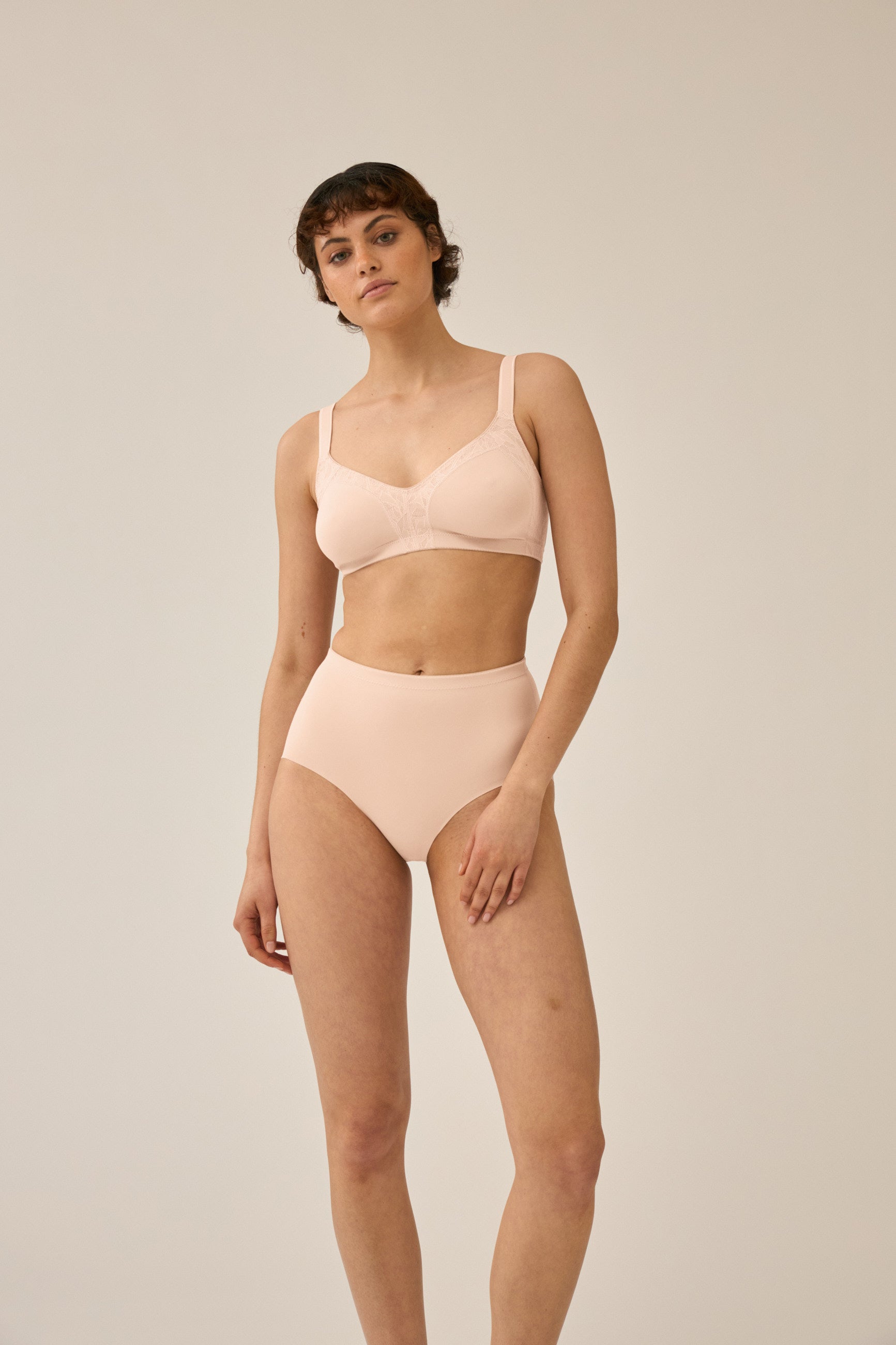 Naturana Minimizer und Side Smoother BH mit Spitze Farbe Light Beige Frontansicht