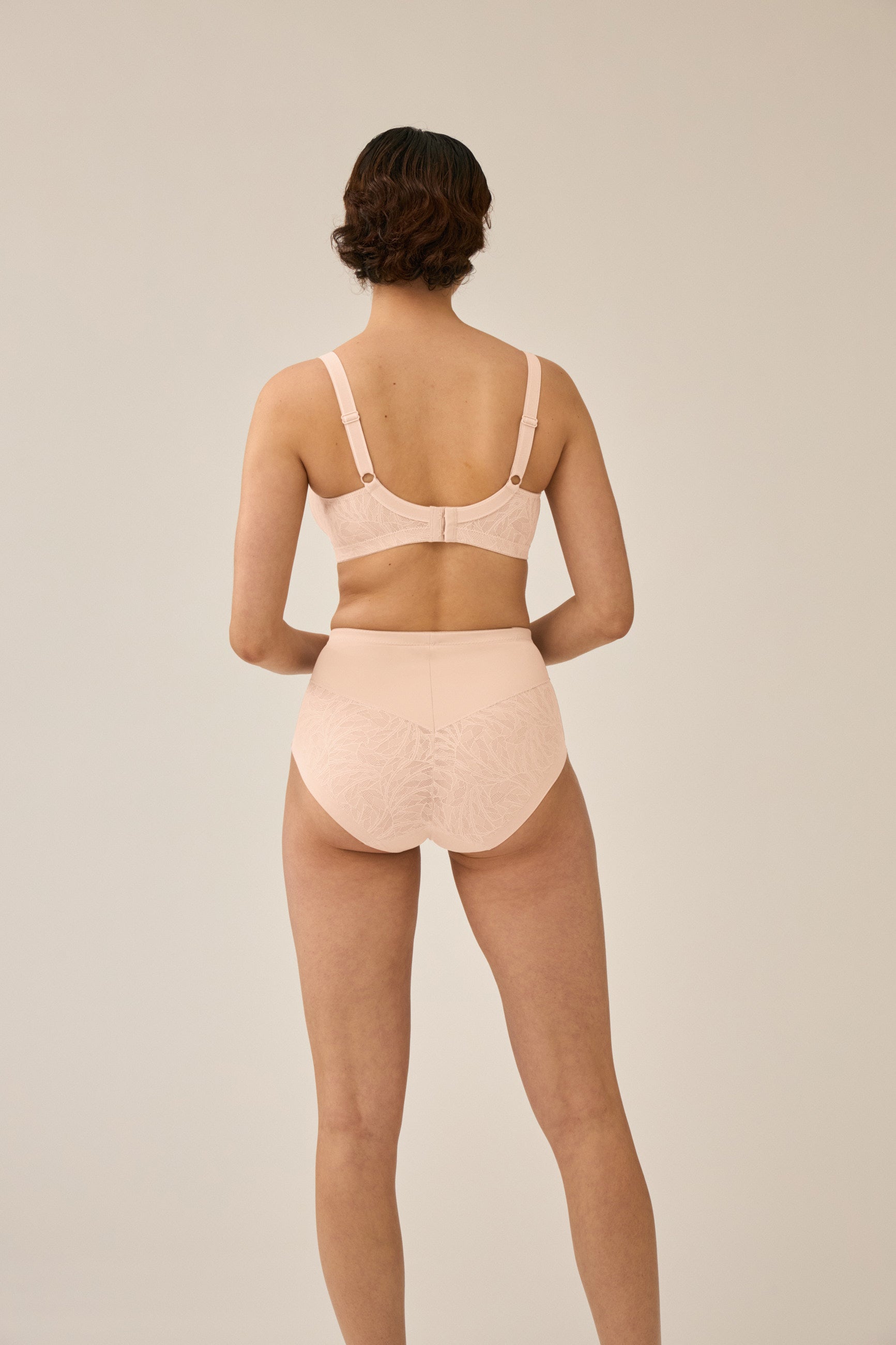 Naturana Minimizer und Side Smoother BH mit Spitze Farbe Light Beige Rückansicht