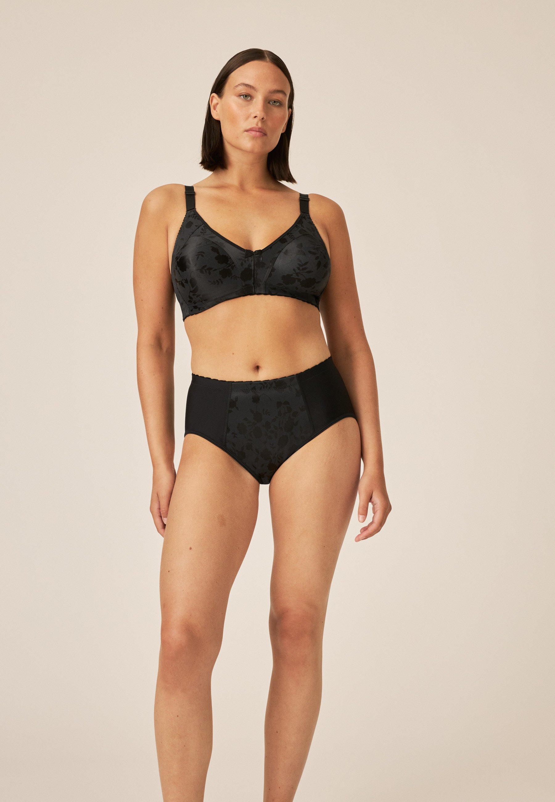 Model zeigt den Naturana Minimizer Soft-BH in Blumenmuster in der Farbe Schwarz