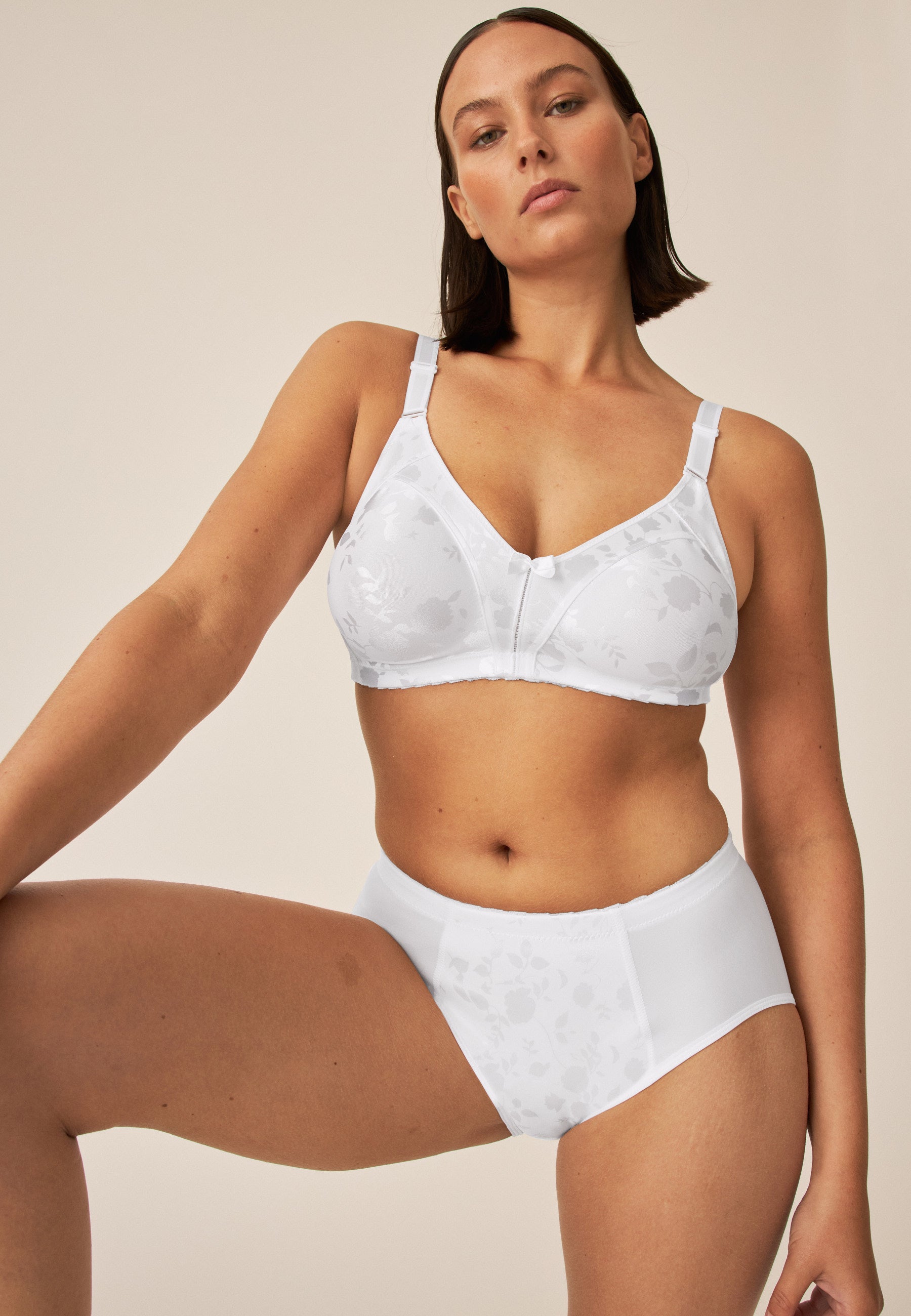 Model posiert im Naturana Minimizer Soft-BH in Blumenmuster in der Farbe Weiß