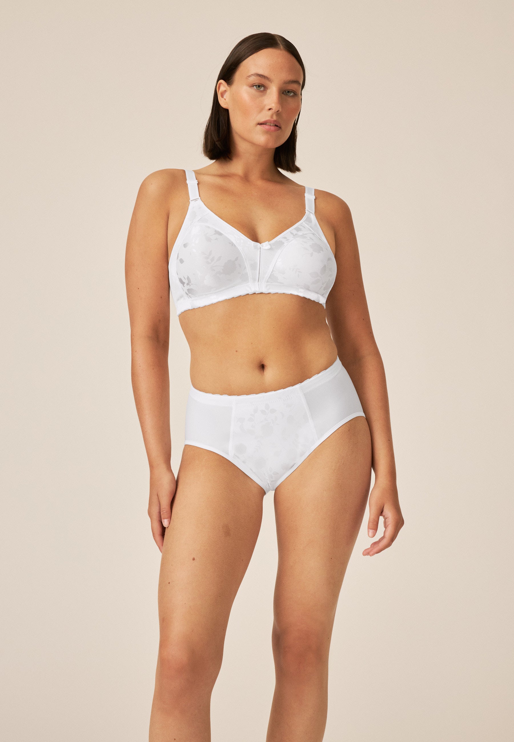 Model zeigt den Naturana Minimizer Soft-BH in Blumenmuster in der Farbe Weiß