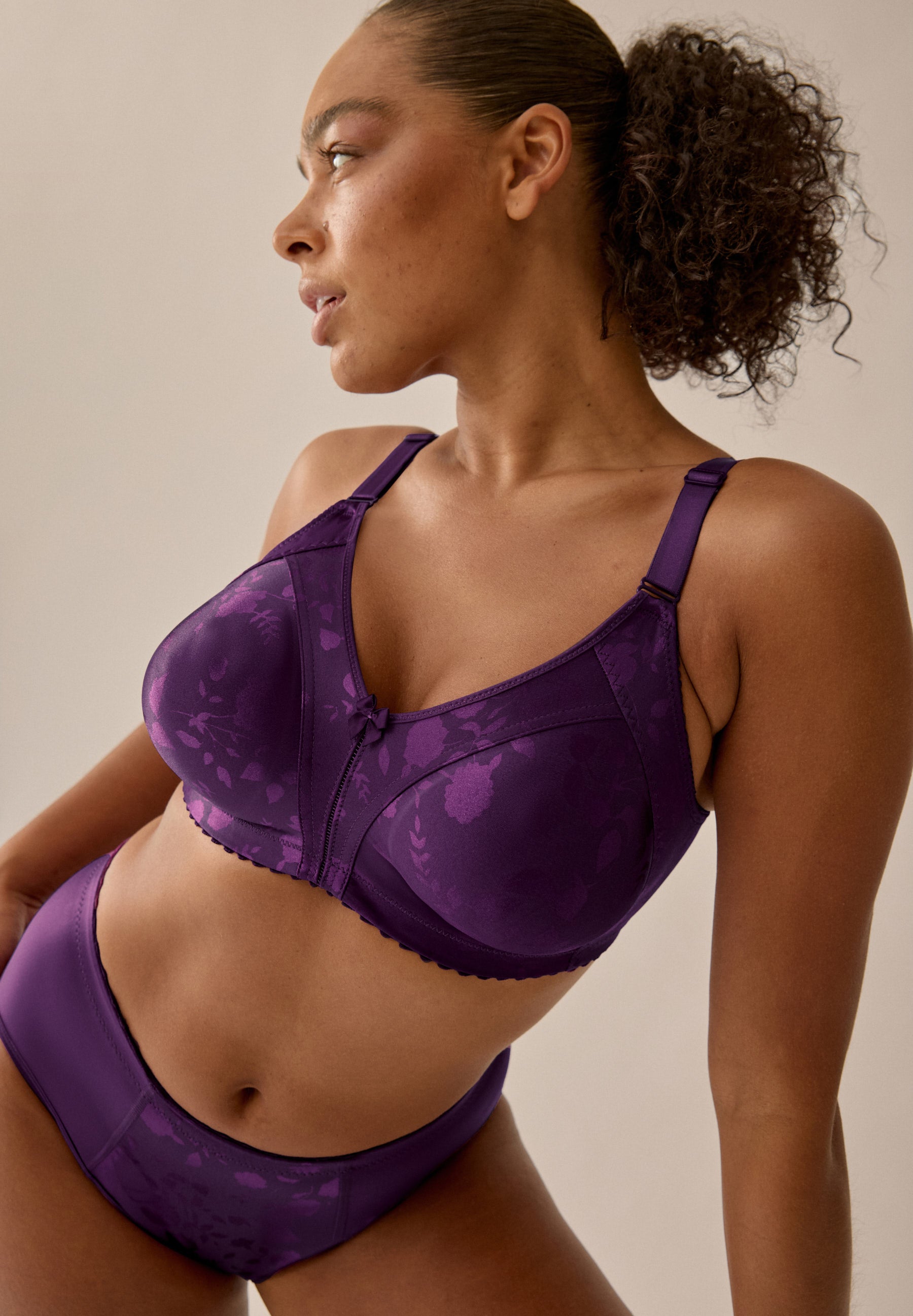 Minimizer Slip in der Farbe Beetroot von NATURANA, am Modell getragen.