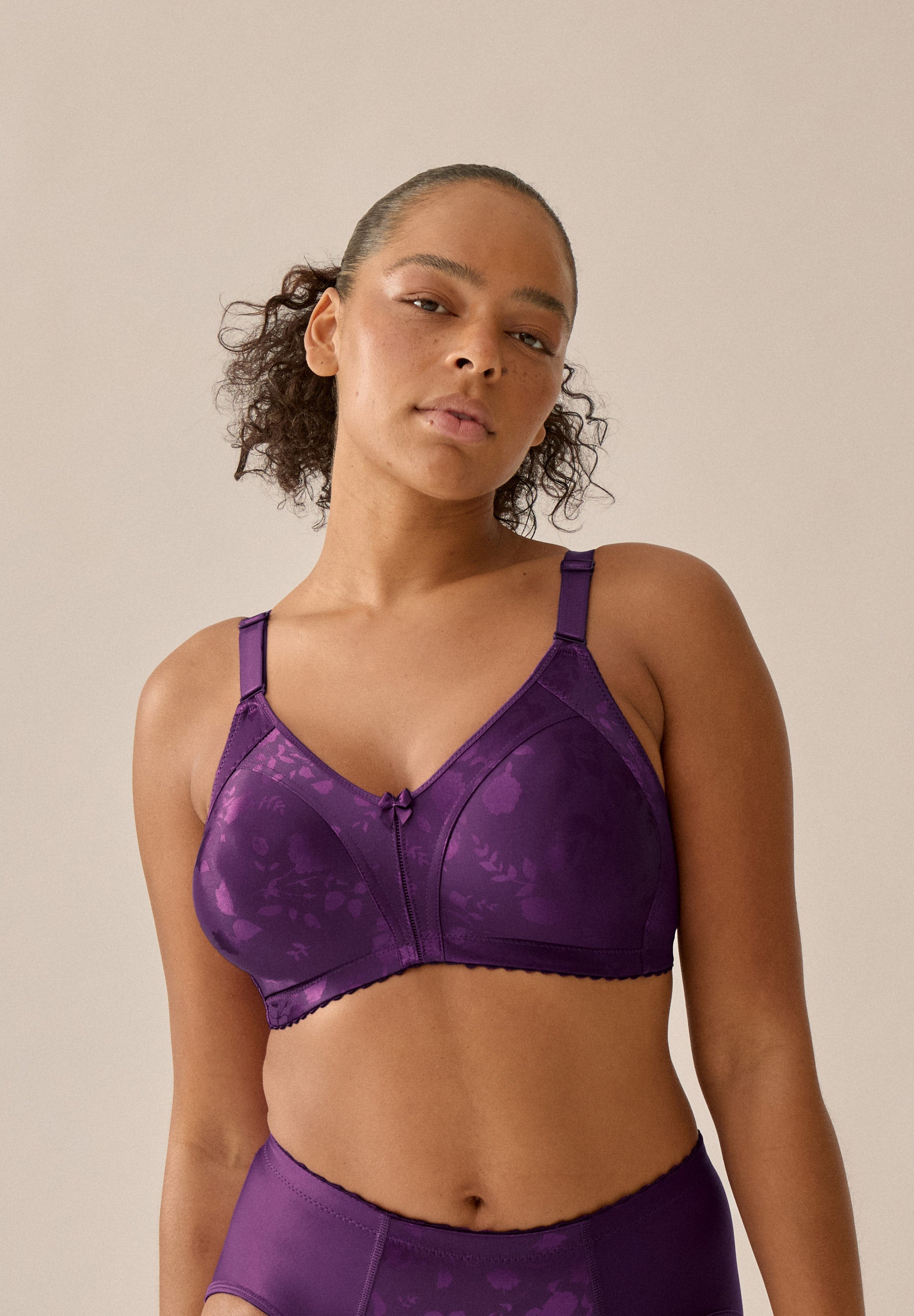Minimizer Slip in der Farbe Beetroot von NATURANA, am Modell getragen; taillenhohe Schnittform mit formender Wirkung, edle Satinoptik mit dezentem Blumenmuster und glattem Obermaterial – hergestellt in Europa