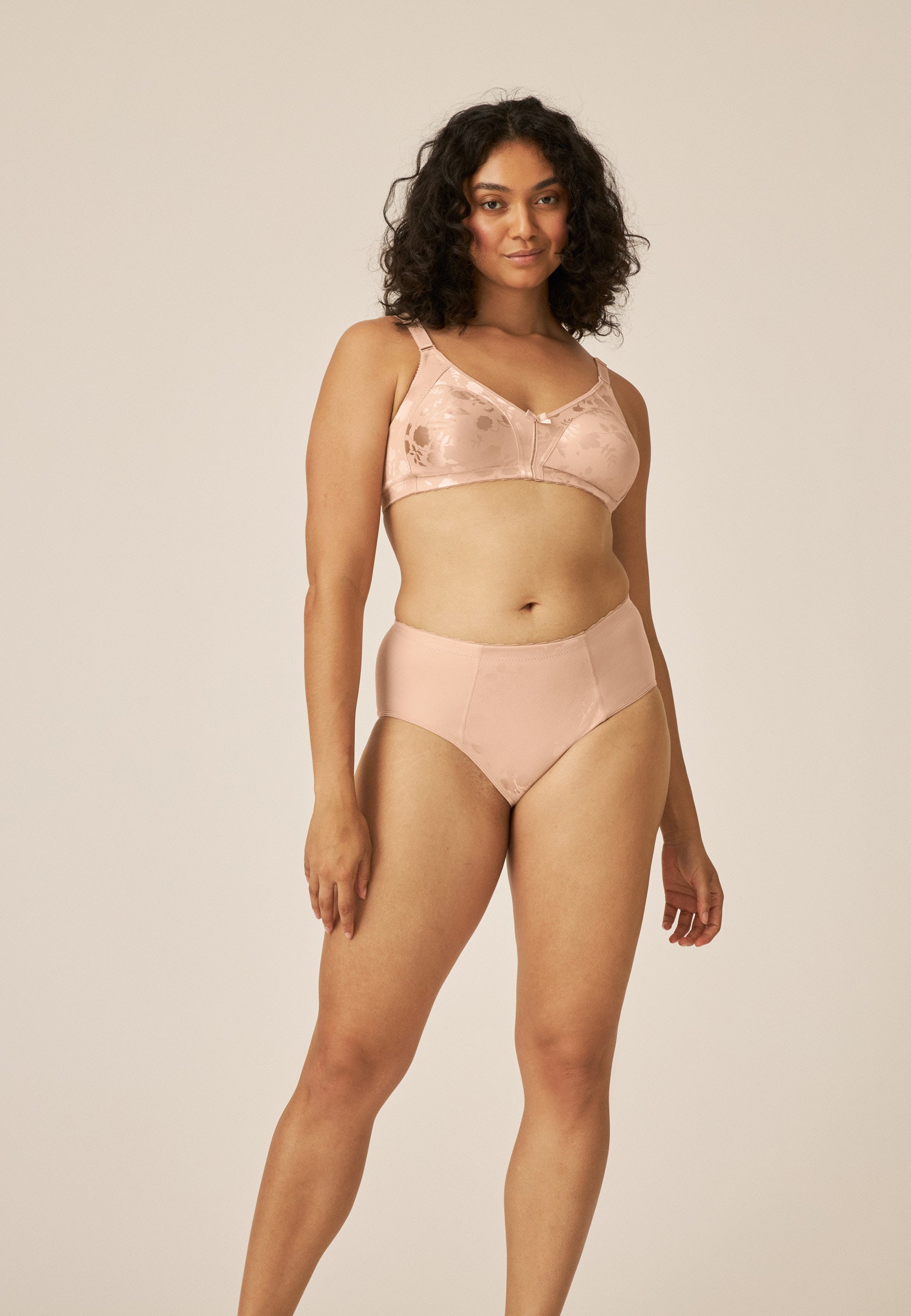 Model zeigt den Naturana Minimizer Soft-BH in Blumenmuster in der Farbe Light Beige