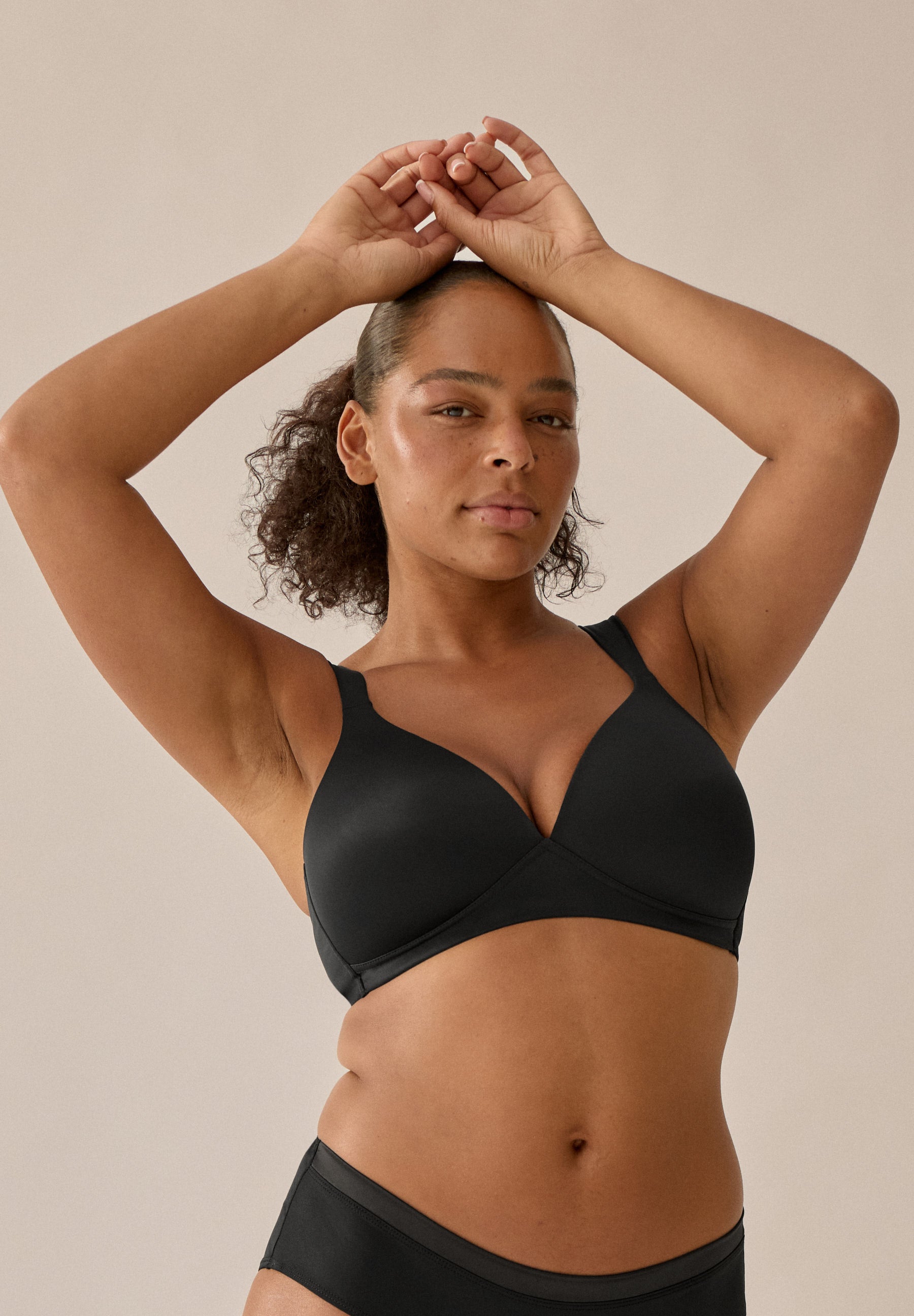 NATURANA Bügelloser Soft-BH mit Schale in Schwarz. Frontansicht an einem Model.