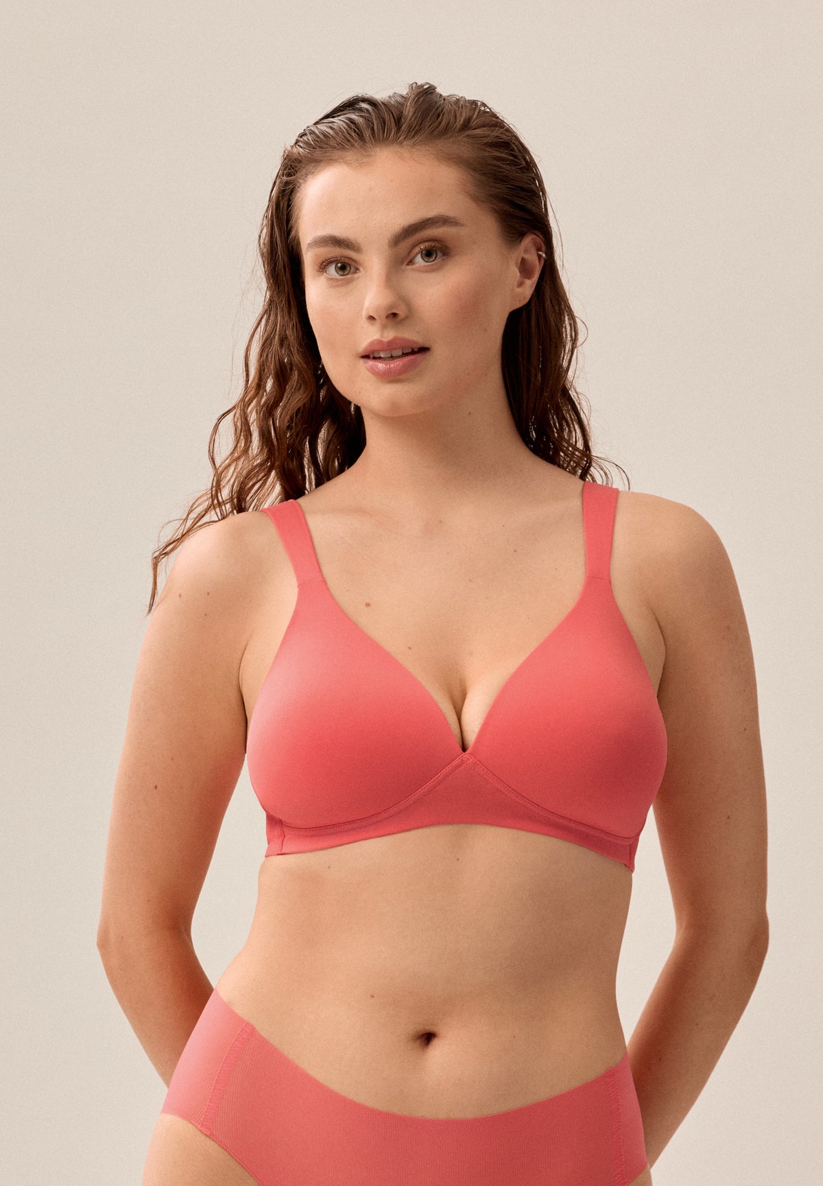 Korallpinker bügelloser NATURANA Soft-BH mit Schale und passender Panty, Model von vorne in Nahaufnahme