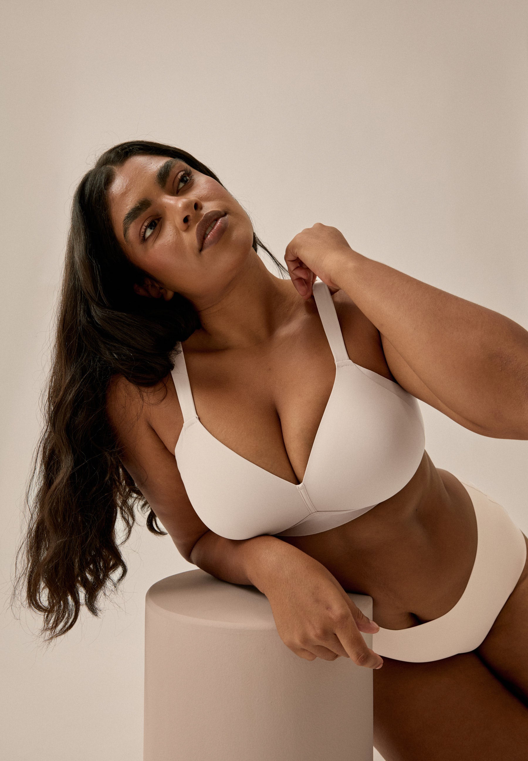 Sujetador suave Side Smoother con tirantes acolchados – Beige Claro