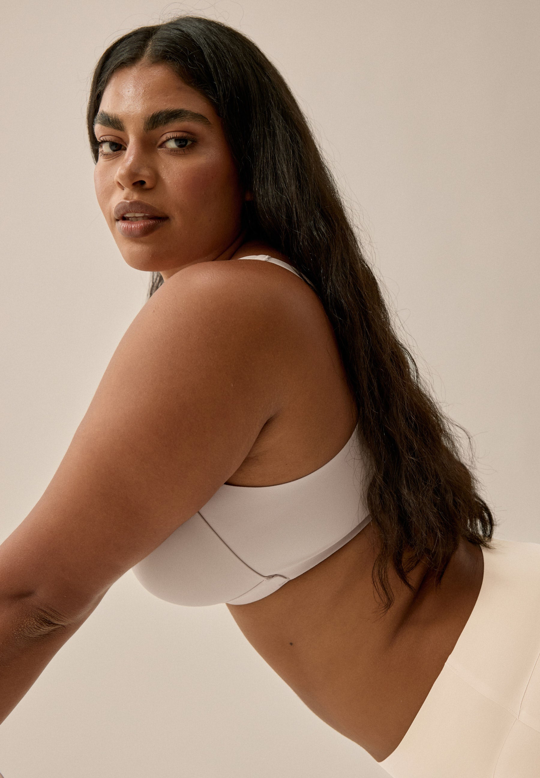 Sujetador suave Side Smoother con tirantes acolchados – Beige Claro