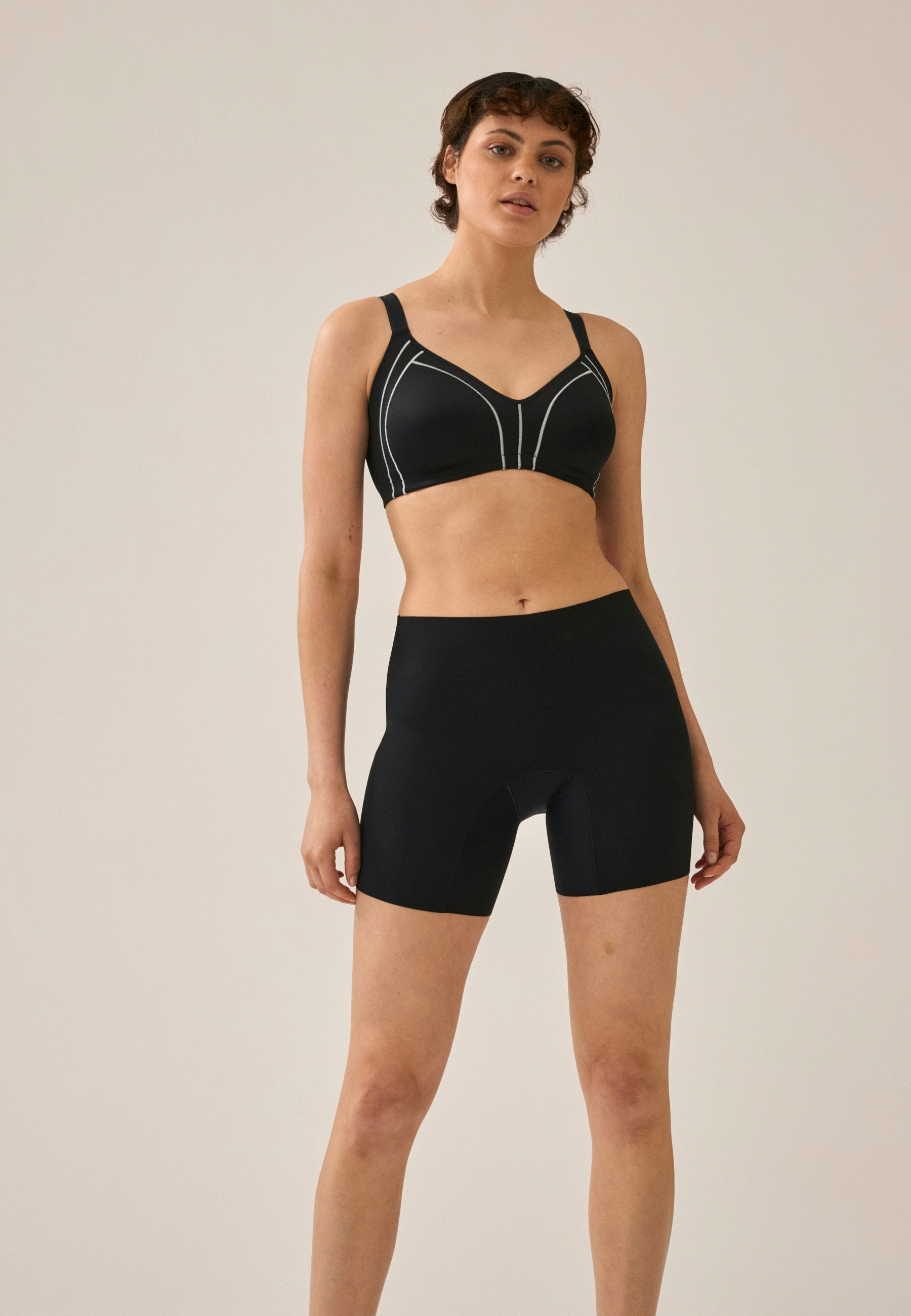 Model zeigt den Naturana Minimizer mit Side Smoother BH in der Farbe Schwarz Swimming Pool