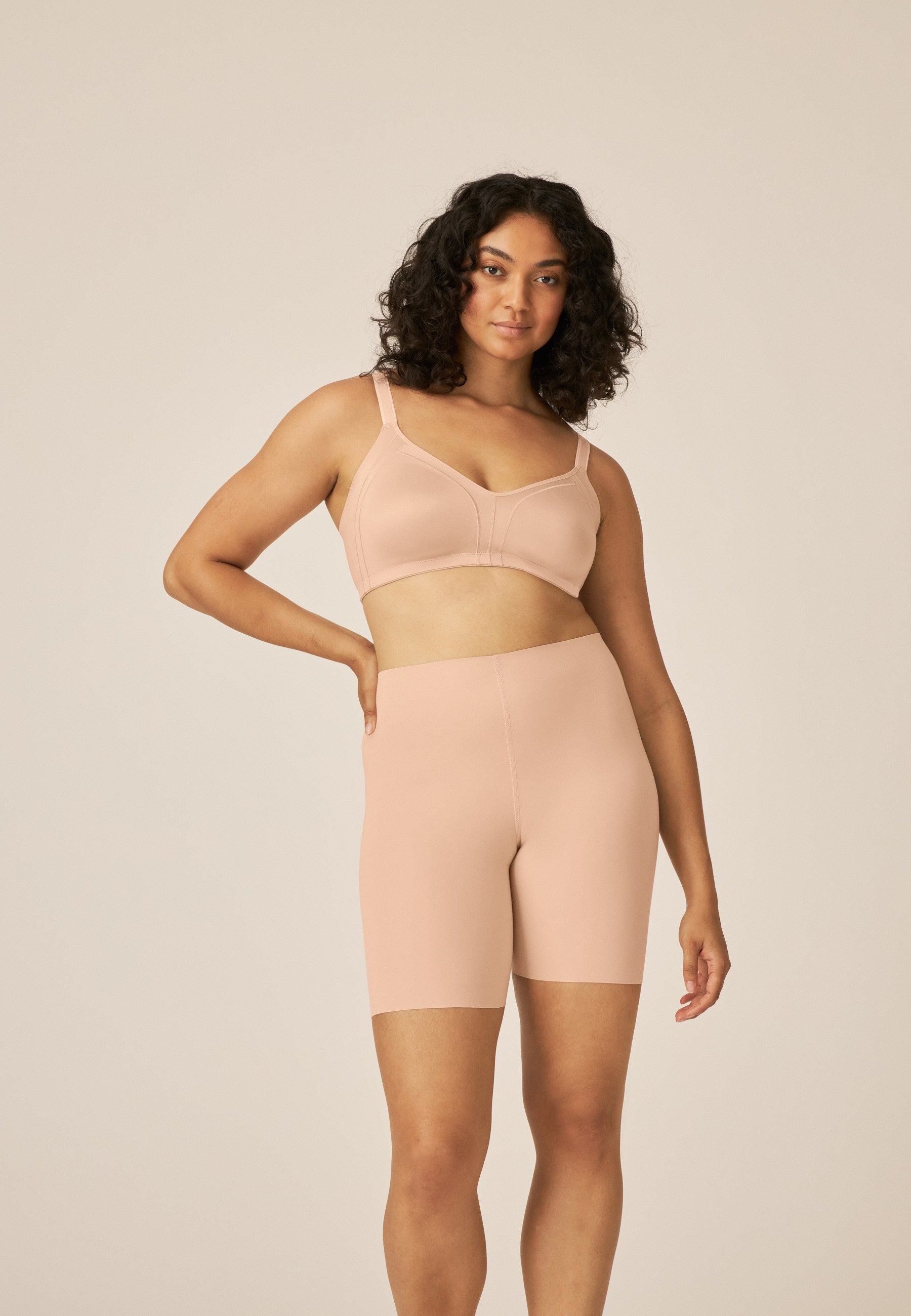 Model zeigt den Naturana Minimizer mit Side Smoother BH in der Farbe Light Beige