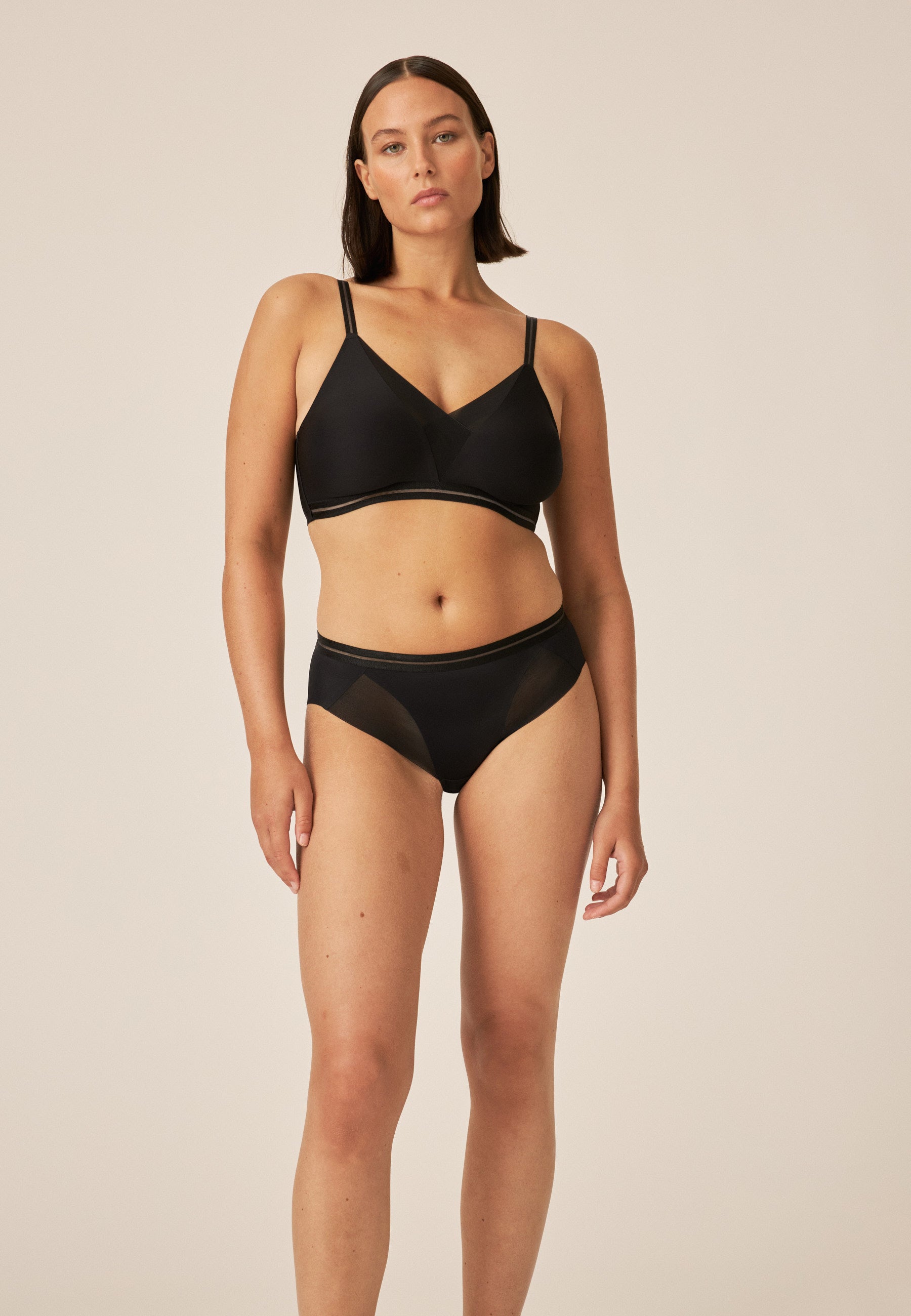 Model zeigt den Naturana Monday Softer Wohlfühl-BH mit Mesh in der Farbe Schwarz