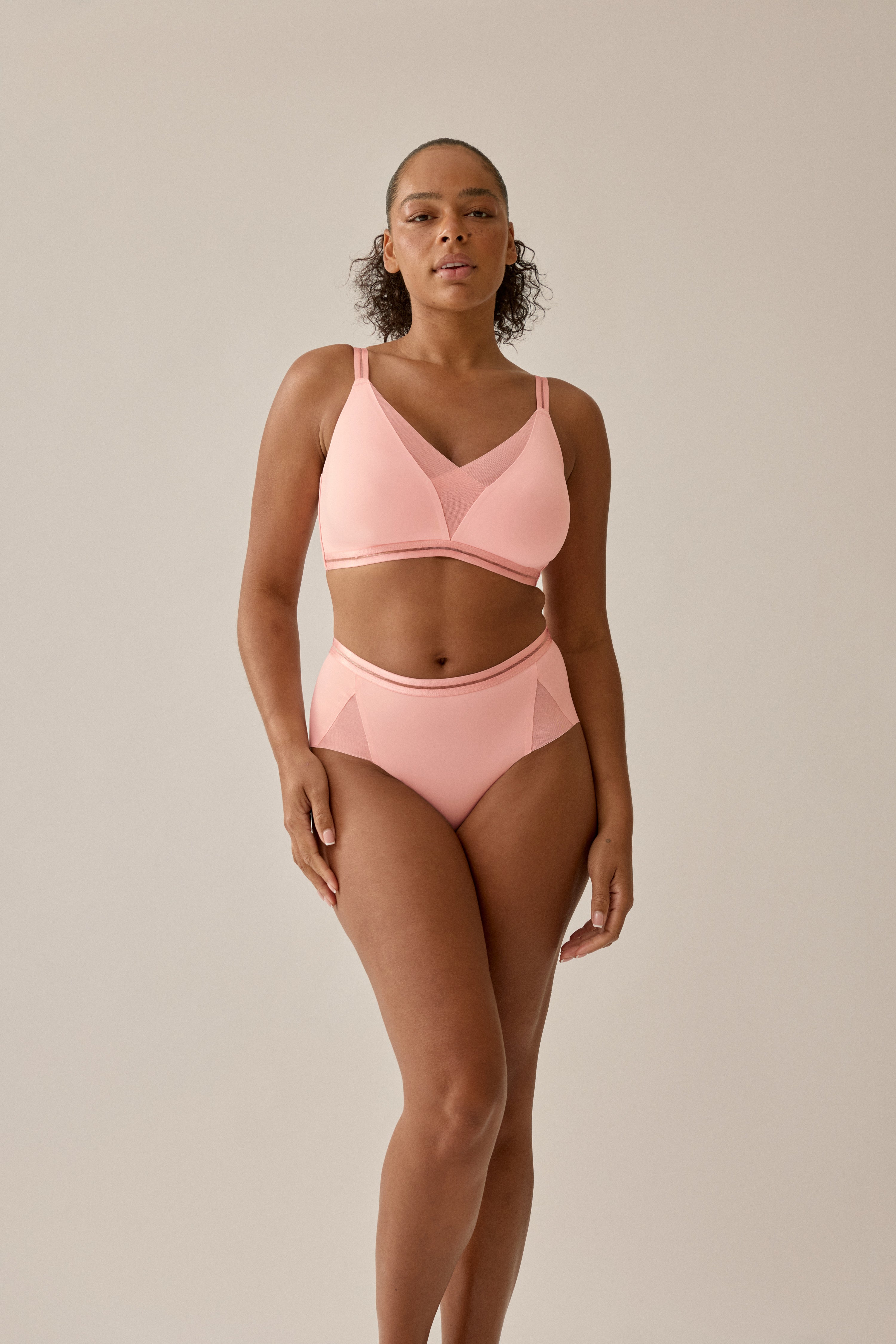 Modell trägt NATURANA BH mit Mesh und softem Tragegefühl in Pink Rose - Vorderseite