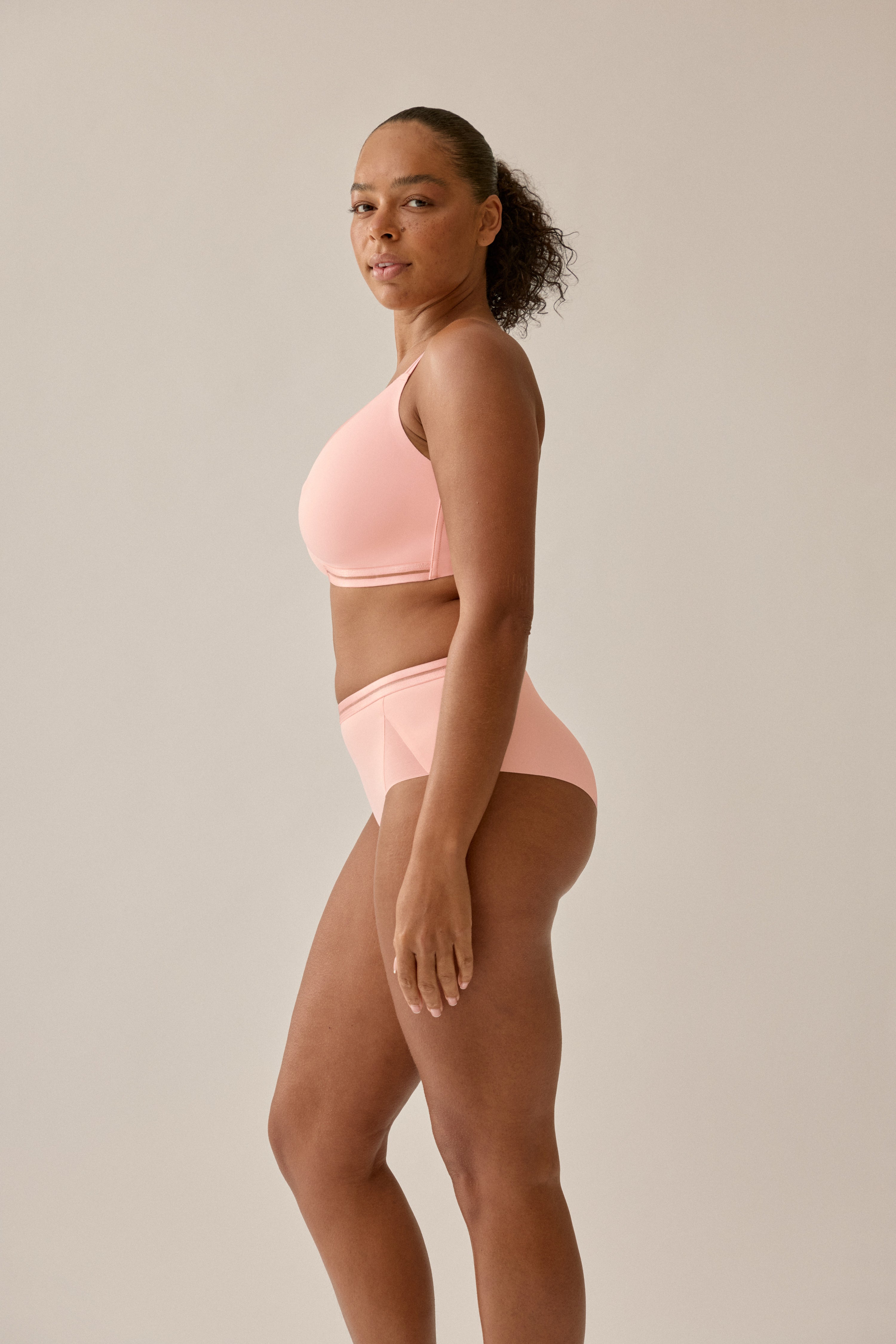 Modell trägt NATURANA BH mit Mesh und softem Tragegefühl in Pink Rose - Seitenaischt