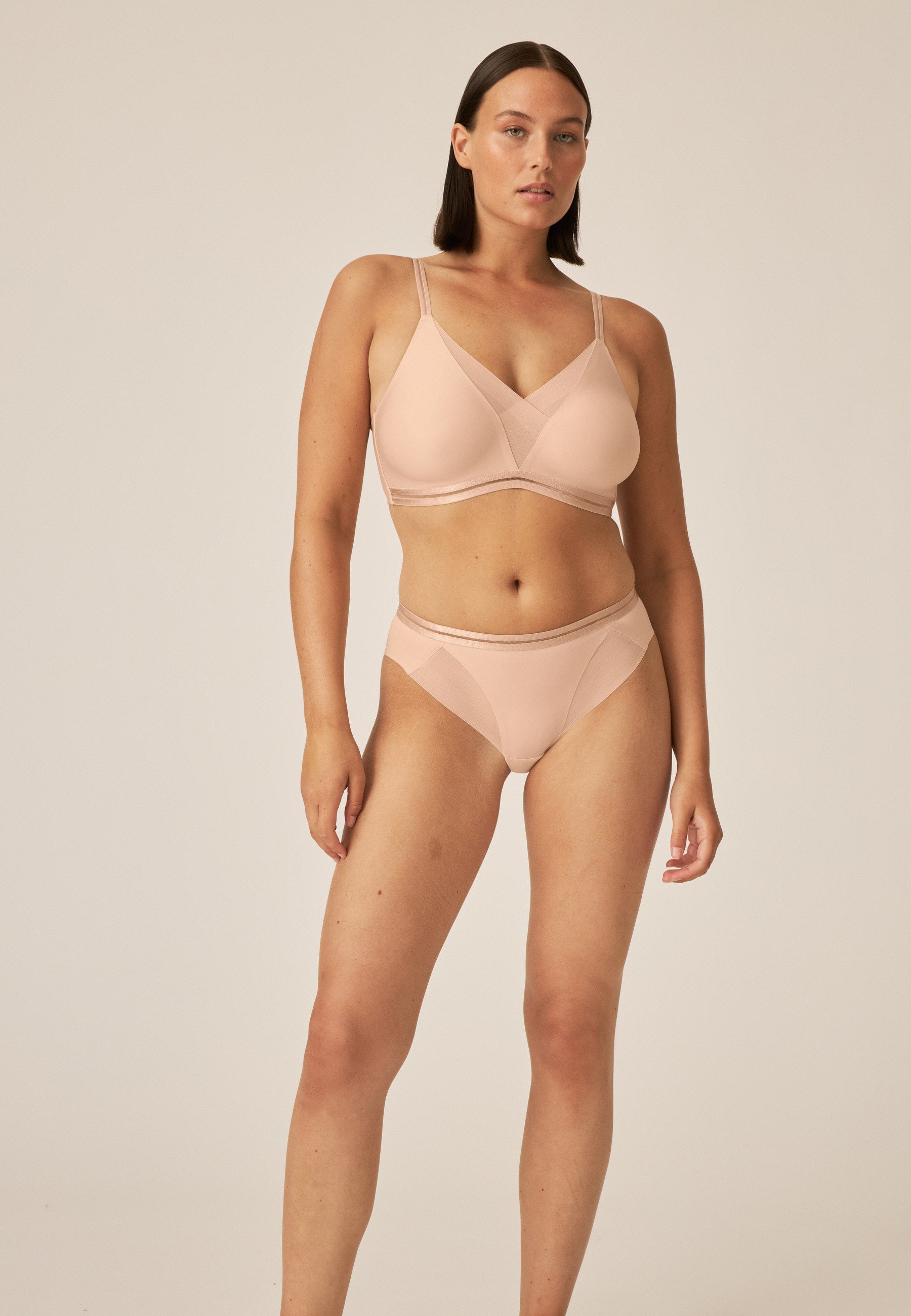 Model zeigt den Naturana Monday Softer Wohlfühl-BH mit Mesh in der Farbe Light Beige