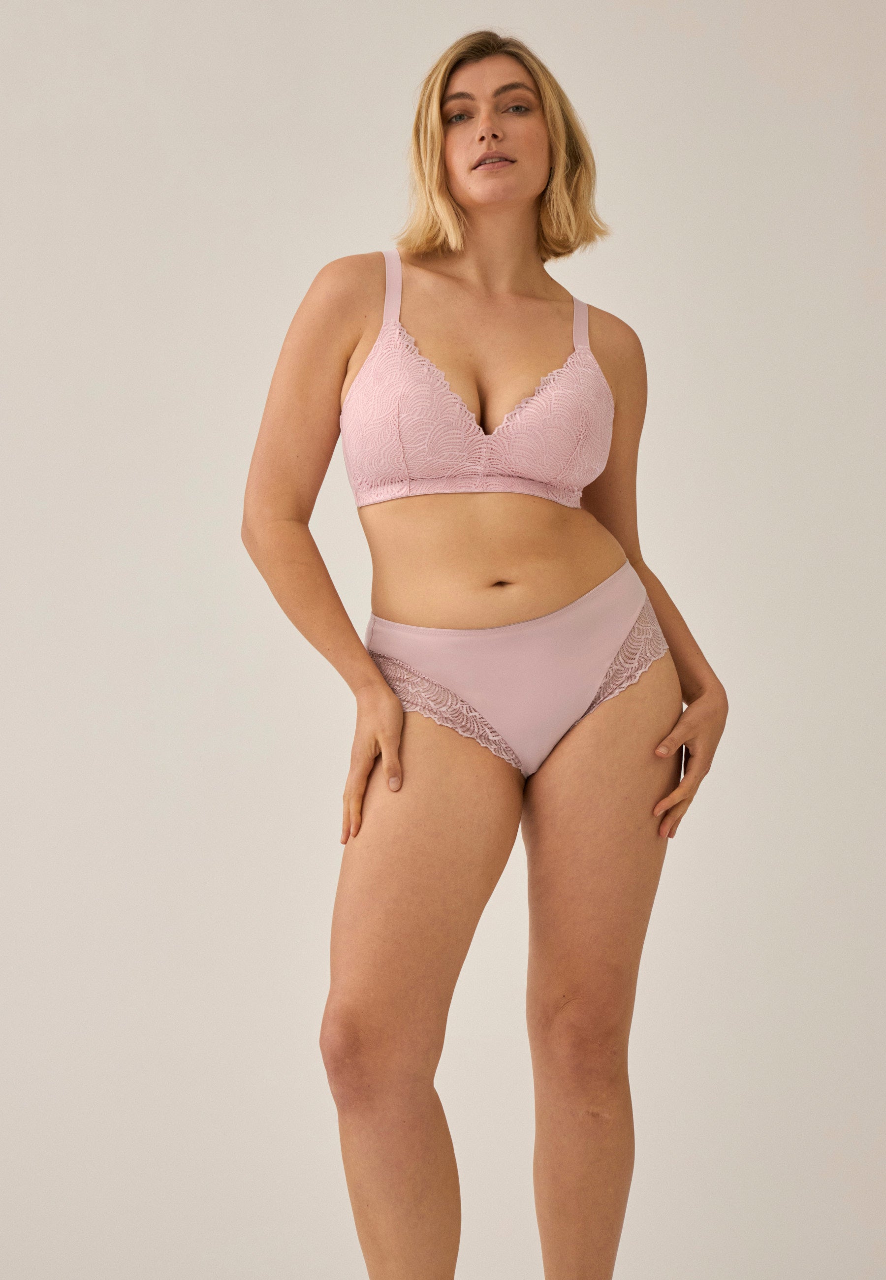 Model zeigt den Naturana Friday Soft-BH mit Schale und Spitze in der Farbe Pink Rose