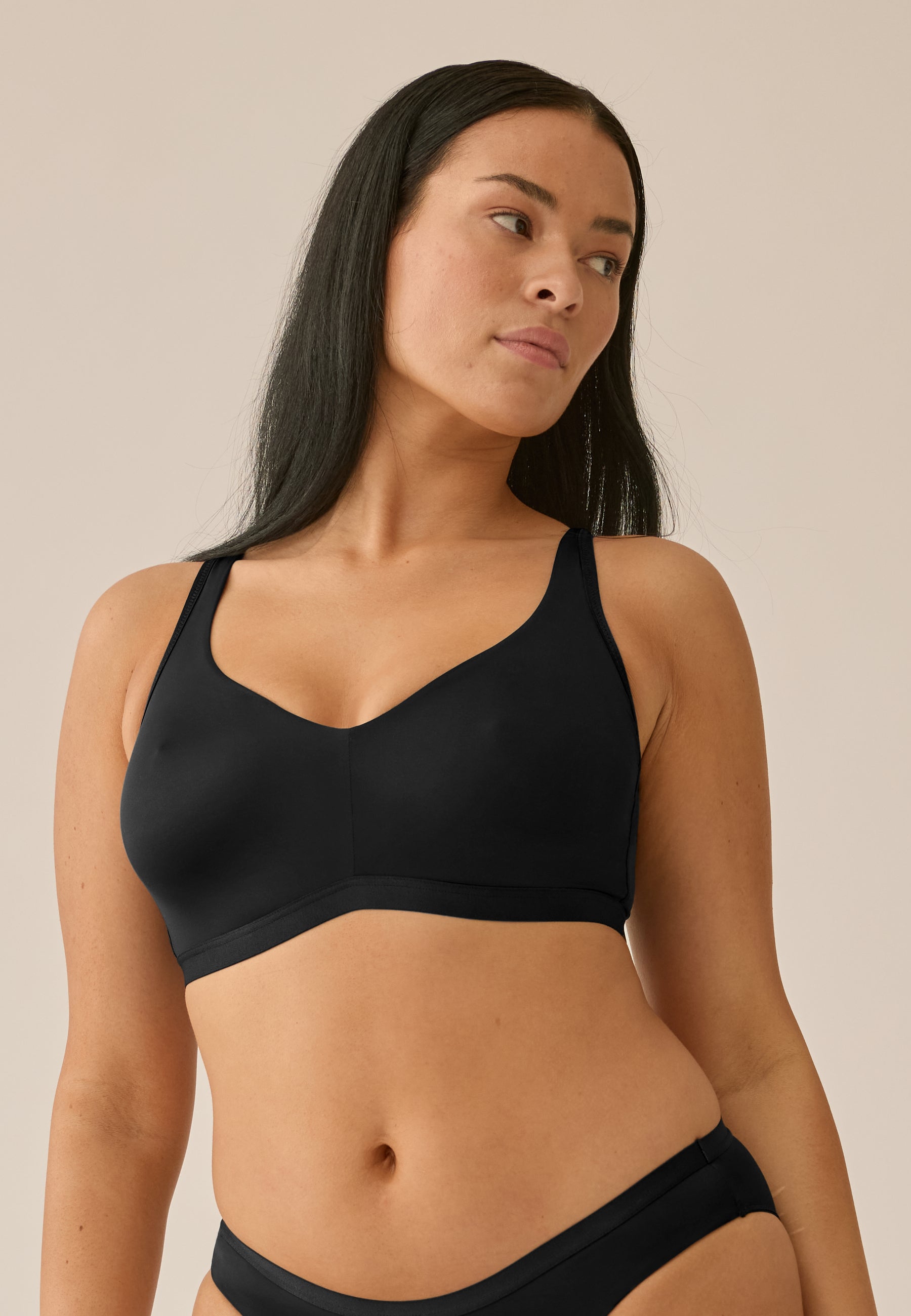 Model trägt NATURANA BH ohne Bügel und Slip in der Farbe schwarz, Vorderansicht