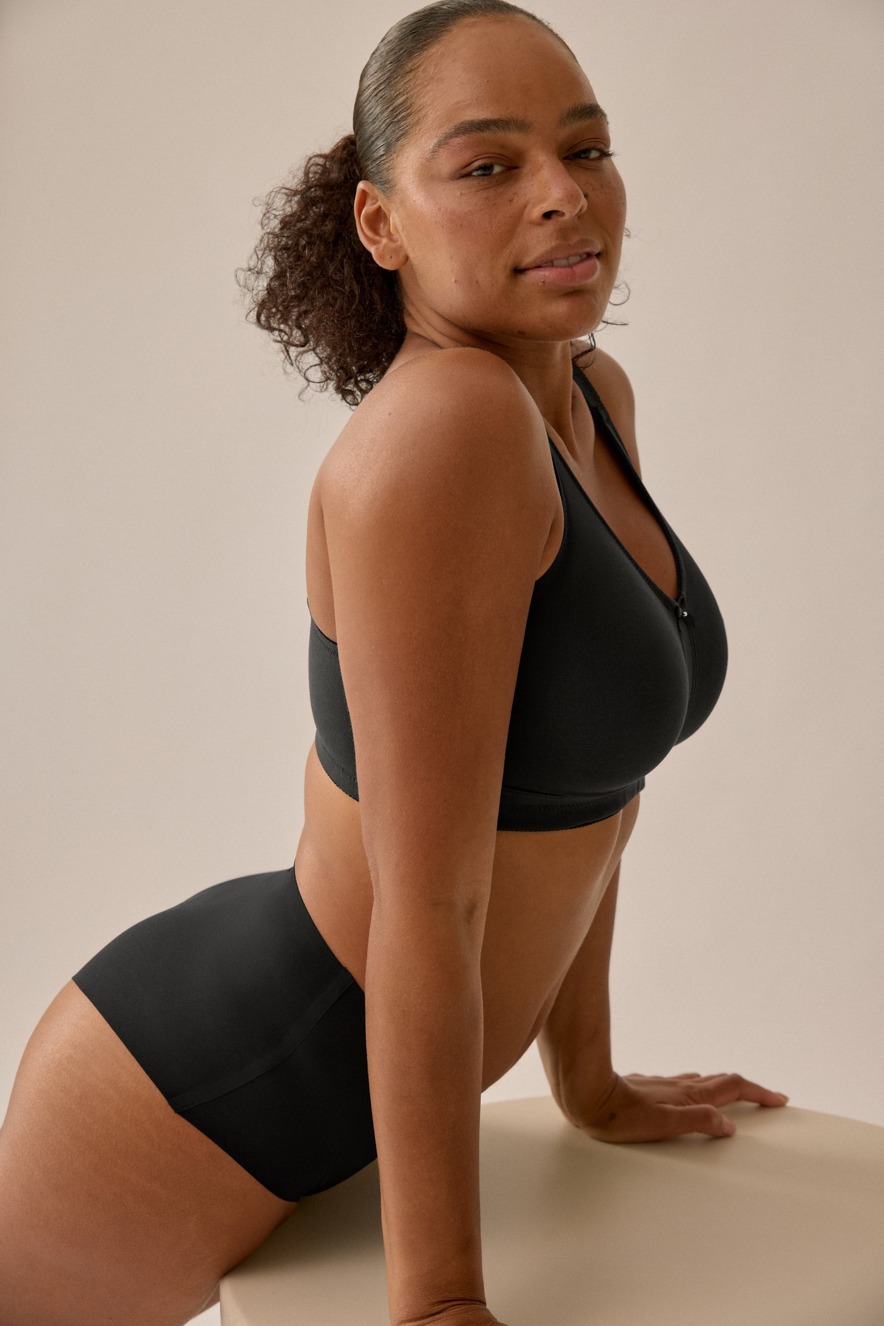 Model trägt schwarzen, klassischen Soft-BH mit Tasche von NATURANA - Seitenansicht