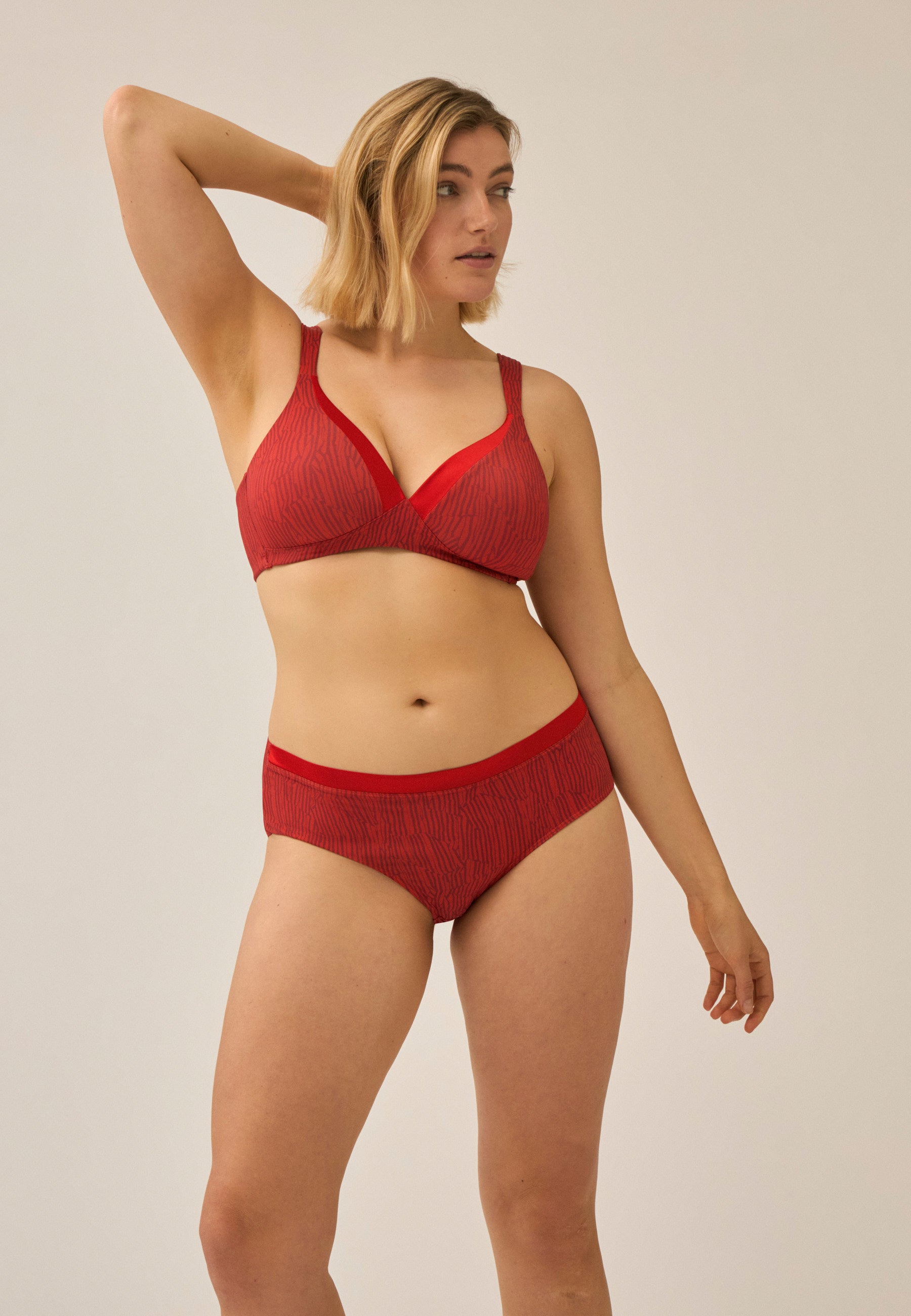 Model zeigt den Naturana Wednesday Bügelloser BH mit Schale und Glanzband in der Farbe Negroni Print