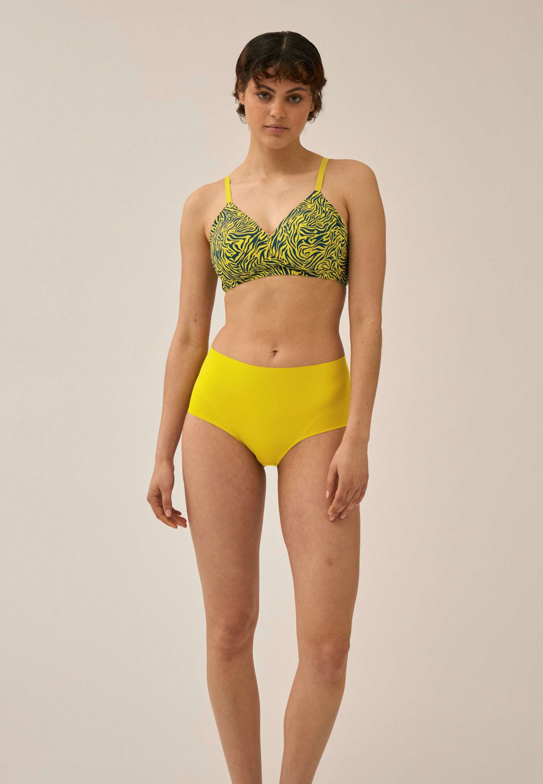 Model zeigt den Naturana Soft-BH mit Side Smoother Effekt in der Farbe Golden Olive Print