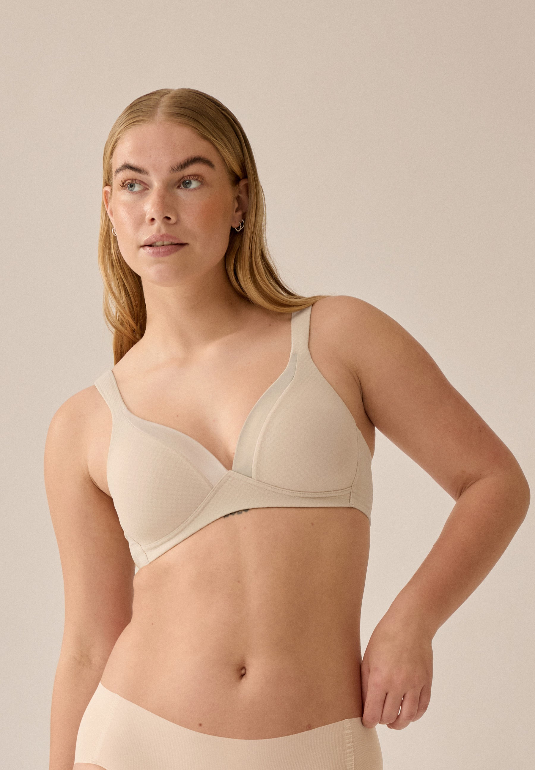 Foto des Models, das den hellbeigen BH und Slip von Naturana mit Jacquard-Muster trägt, in Nahaufnahme von vorne