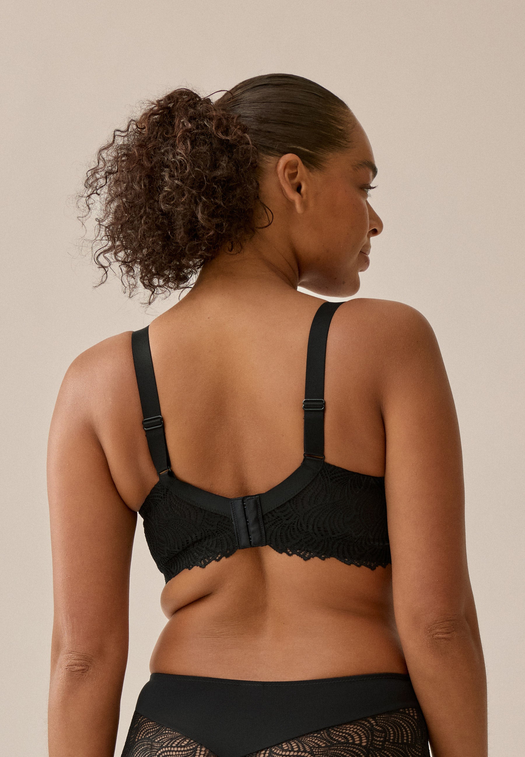 Sujetador Balconette con Aros y Encaje – Negro