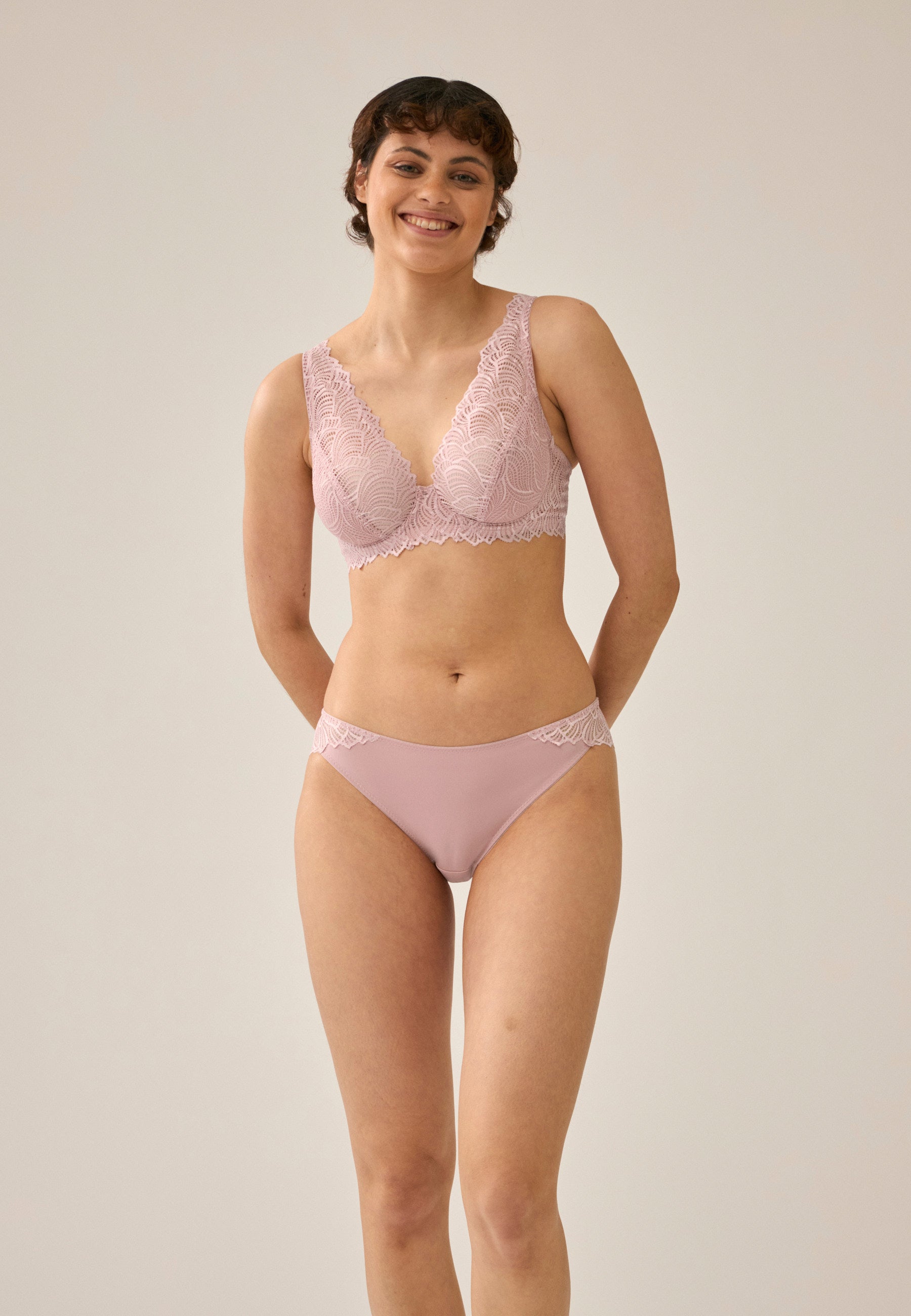 Model zeigt den Naturana Friday Bügel-BH aus Spitze in der Farbe Pink Rose