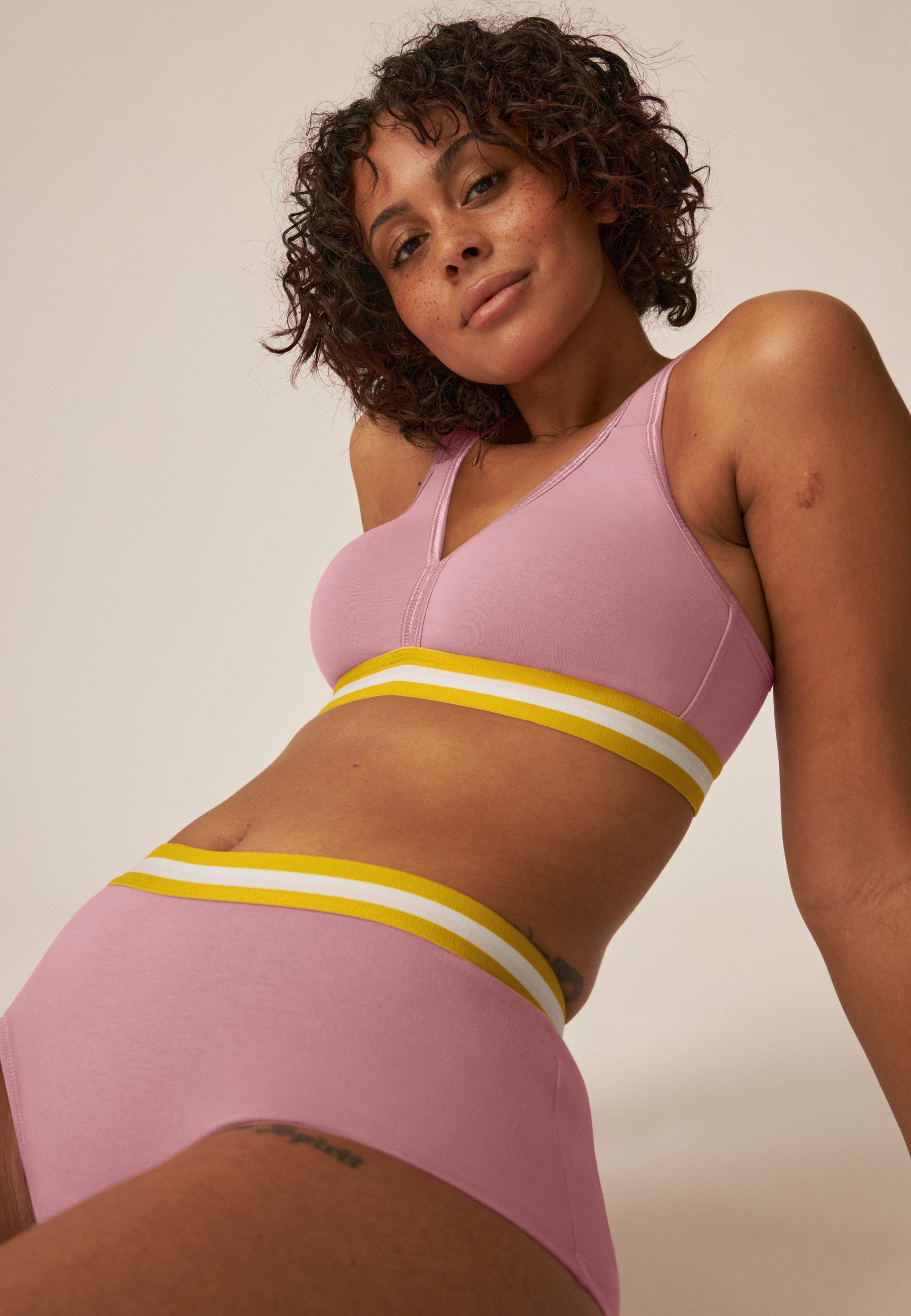 Model posiert im Naturana Athleisure Soft-BH in der Farbe Smoked Orchid