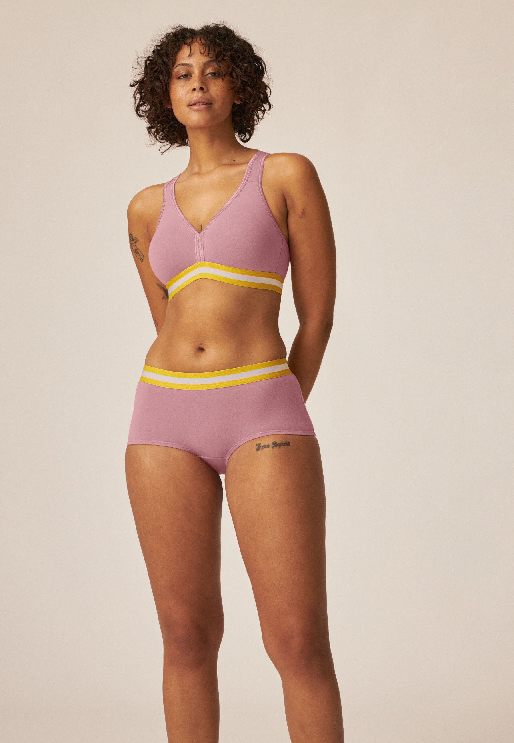 Model zeigt den Naturana Athleisure Soft-BH in der Farbe Smoked Orchid
