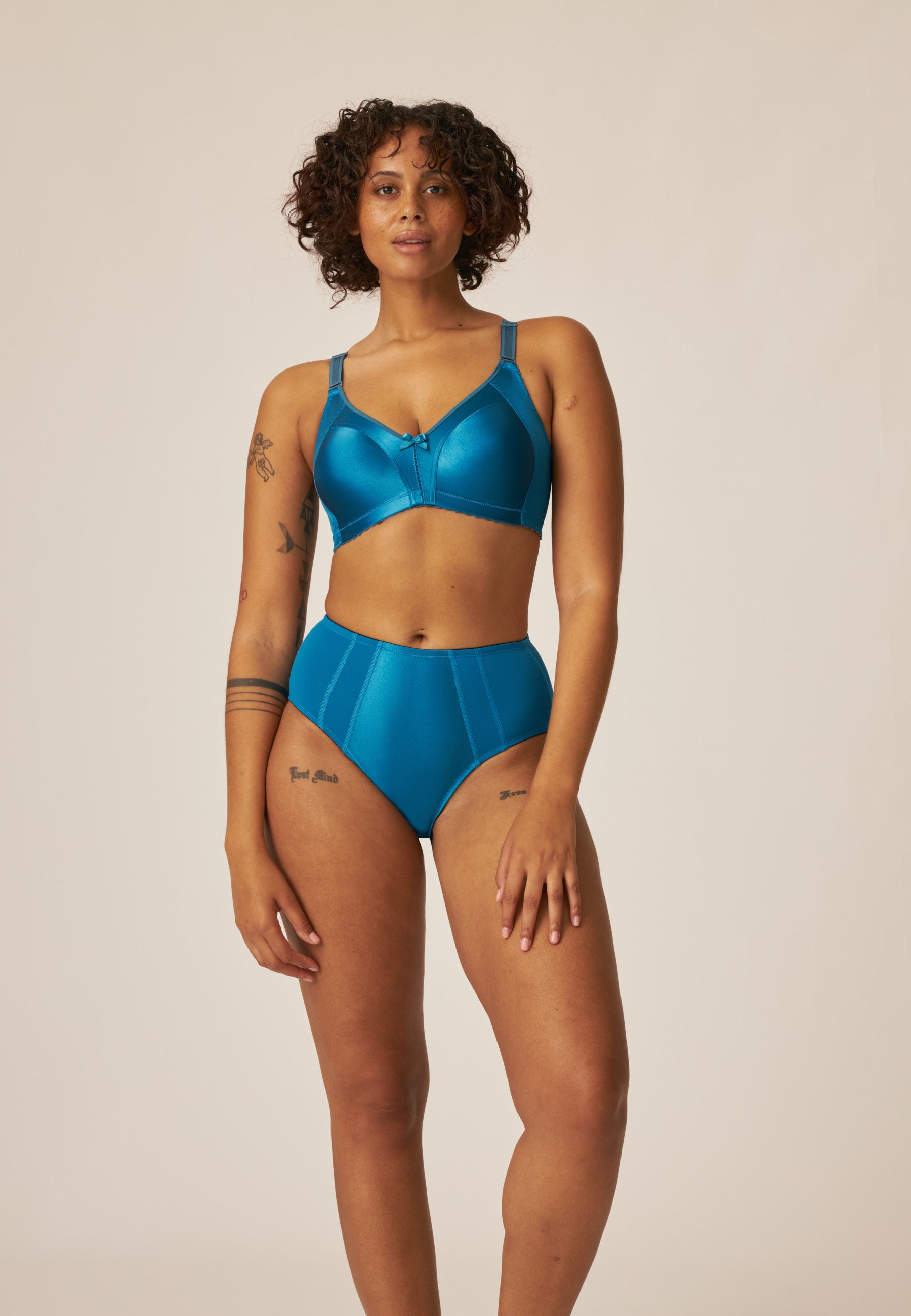 Model Präsentiert den Naturana Minimizer Slip in der Farbe Mykonos Blue