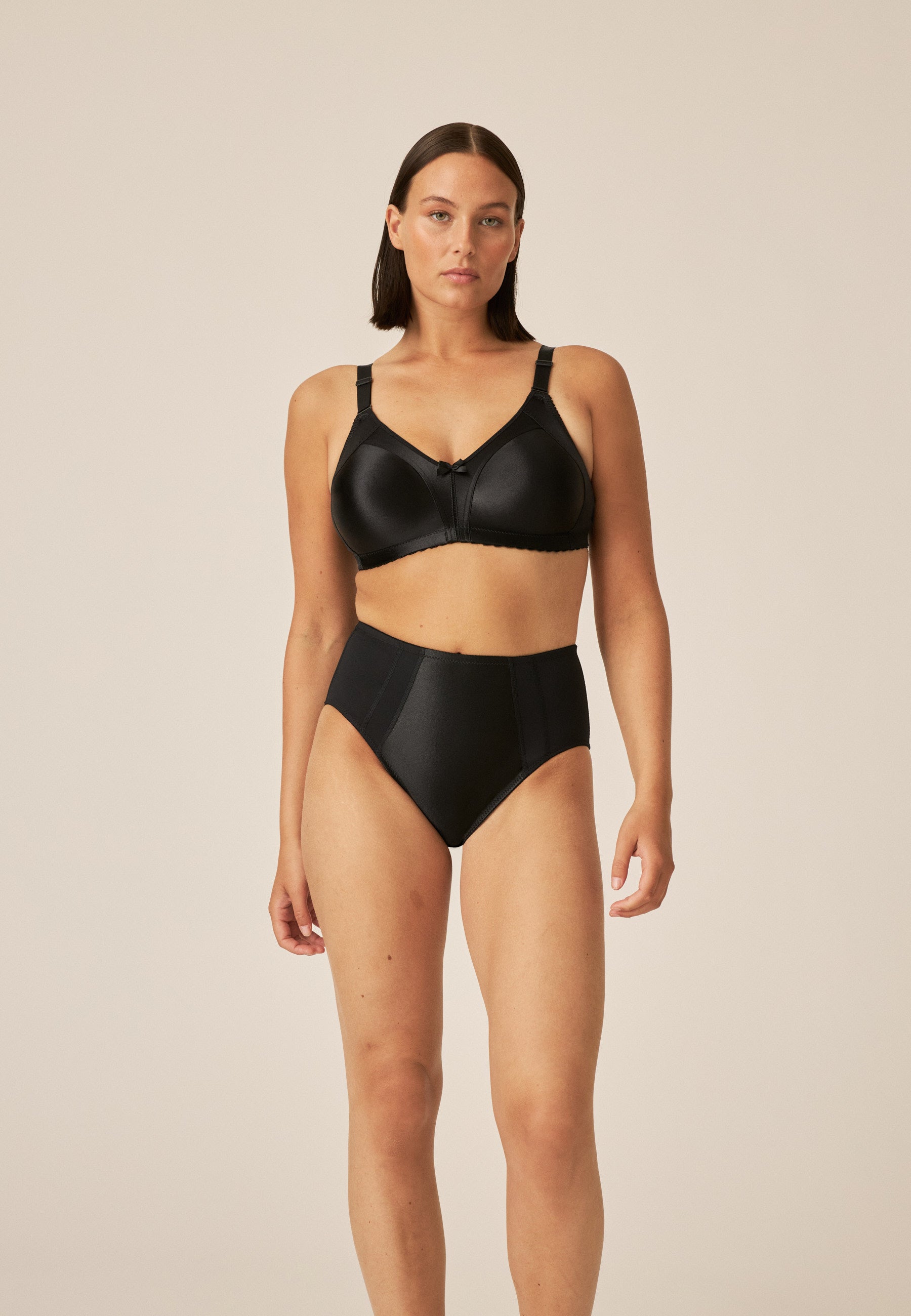 Model zeigt den Naturana Minimizer Slip in der Farbe Schwarz