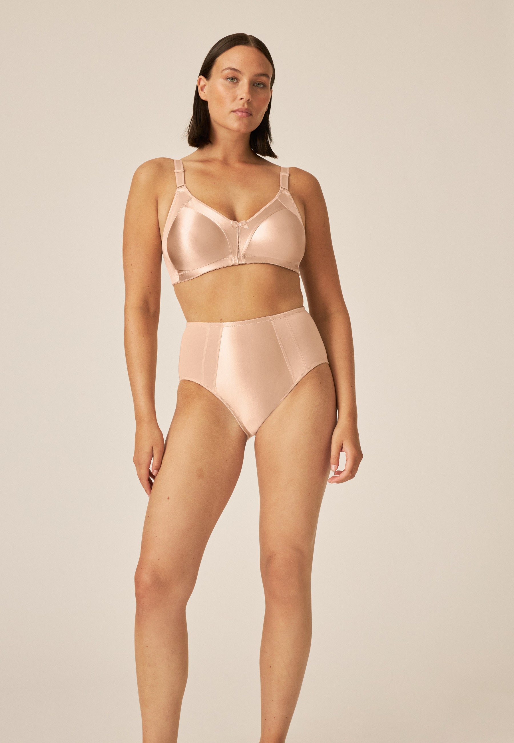 Model zeigt den Naturana Minimizer Slip in der Farbe Light Beige