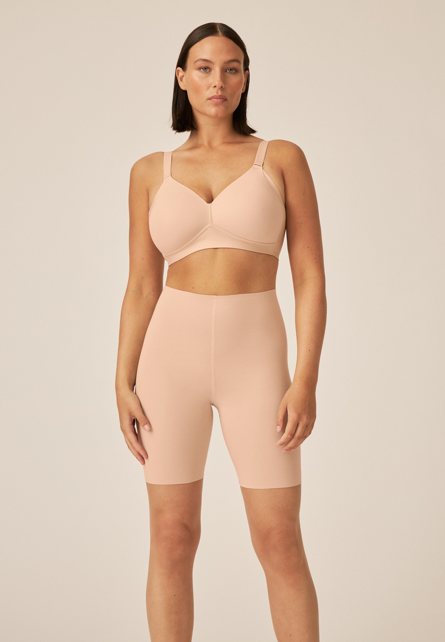 Model zeigt die Naturana Baumwoll-Radlershort Cleancut in der Farbe Light Beige