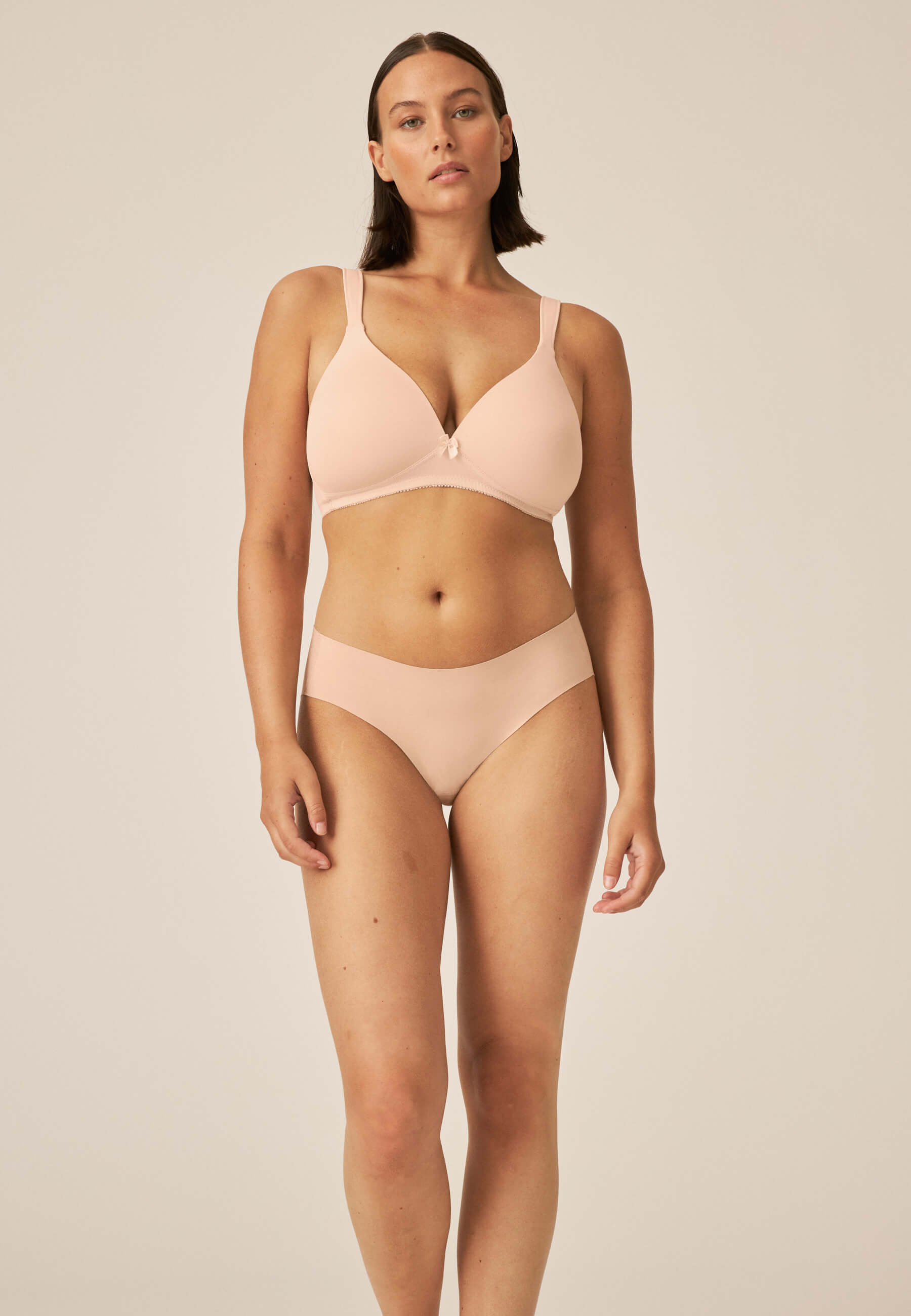 Model Posiert im Naturana Slip mit Baumwolle in der Farbe Light Beige