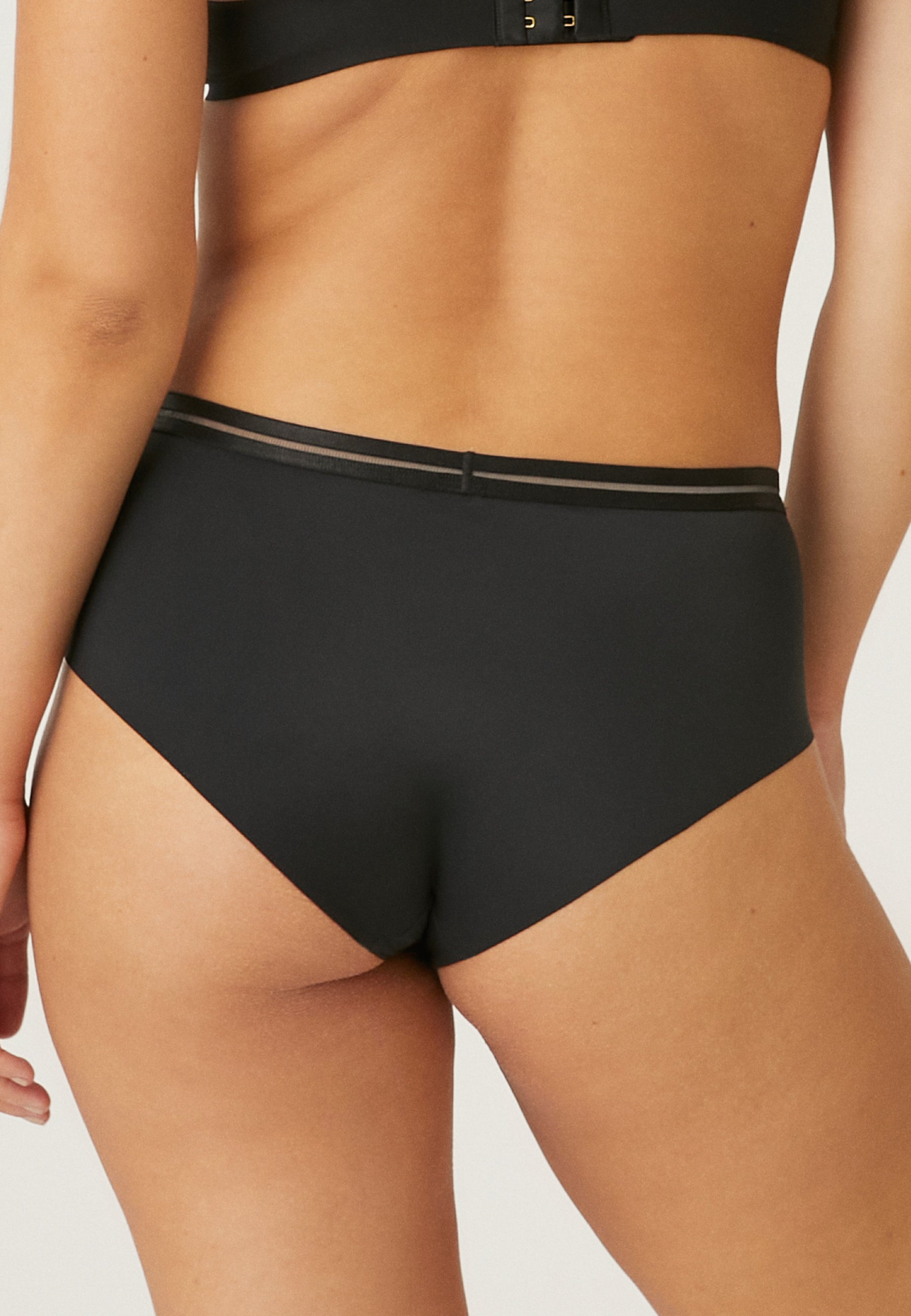 Clean Cut Panty con detalles de malla - Negro