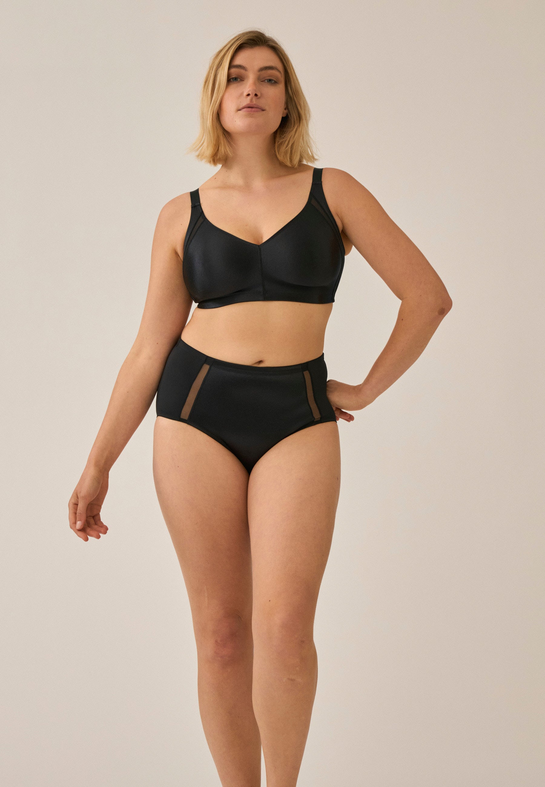 Curve Hugger High-Waist Briefs - Black